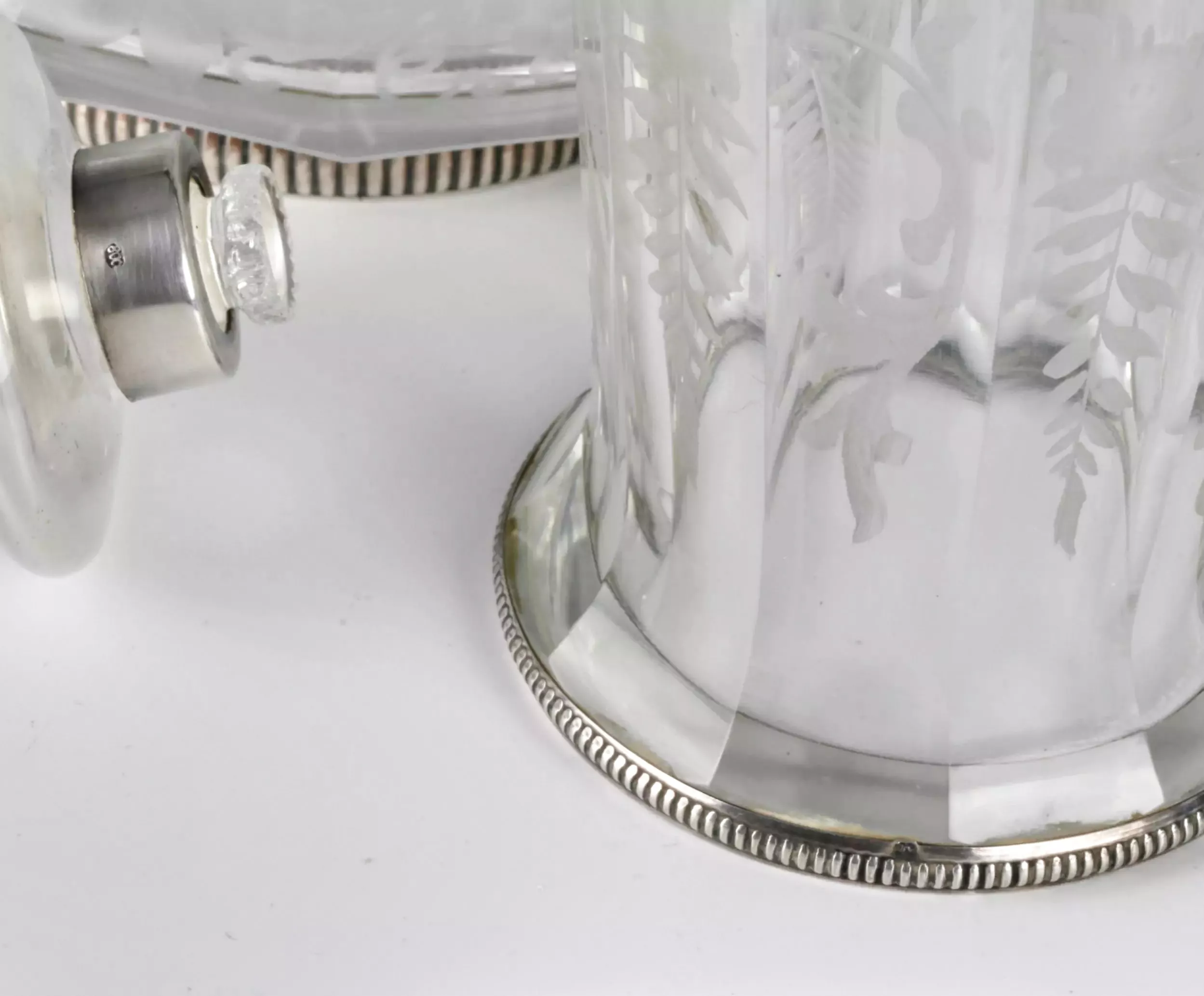 Carafe de nuit avec un verre. 