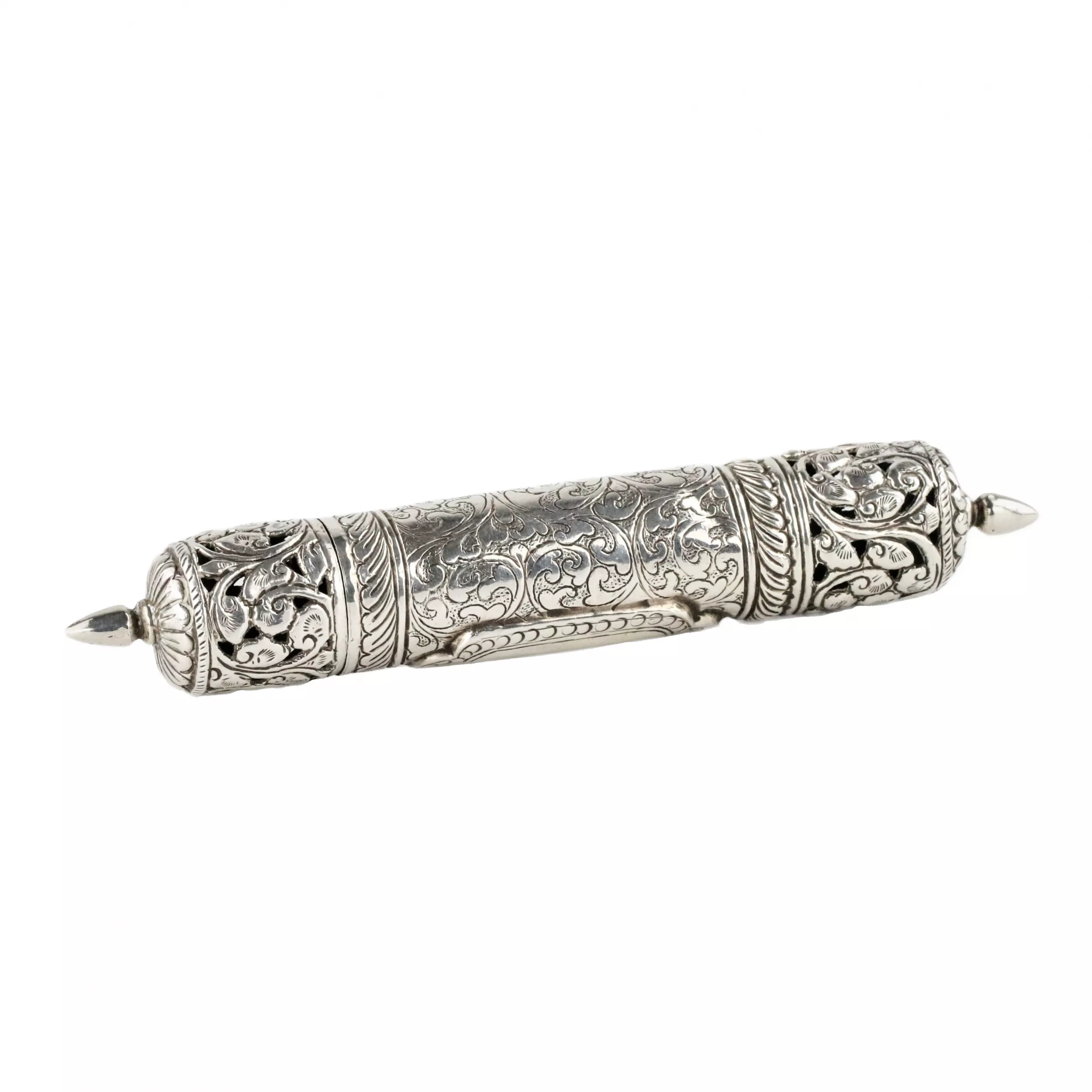 Etui cylindrique de la Meguila en argent ajoure à motifs floraux. 