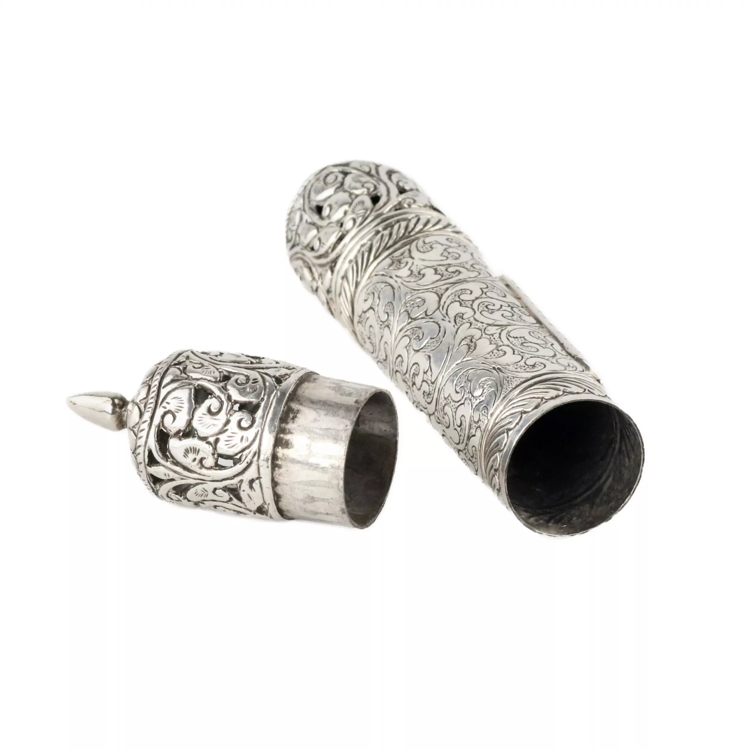 Etui cylindrique de la Meguila en argent ajoure à motifs floraux. 
