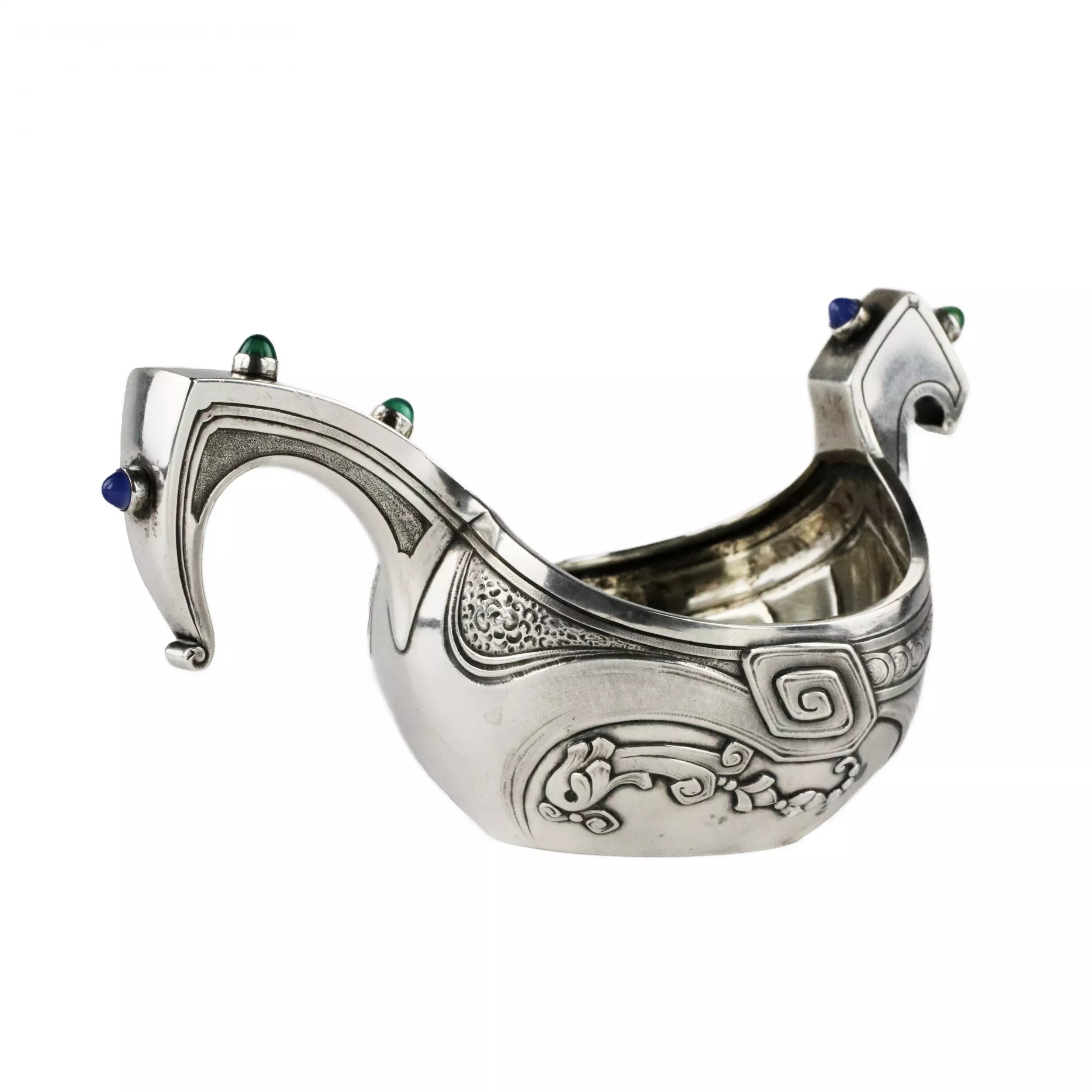 Louche russe en argent, ornee de pierres precieuses. 