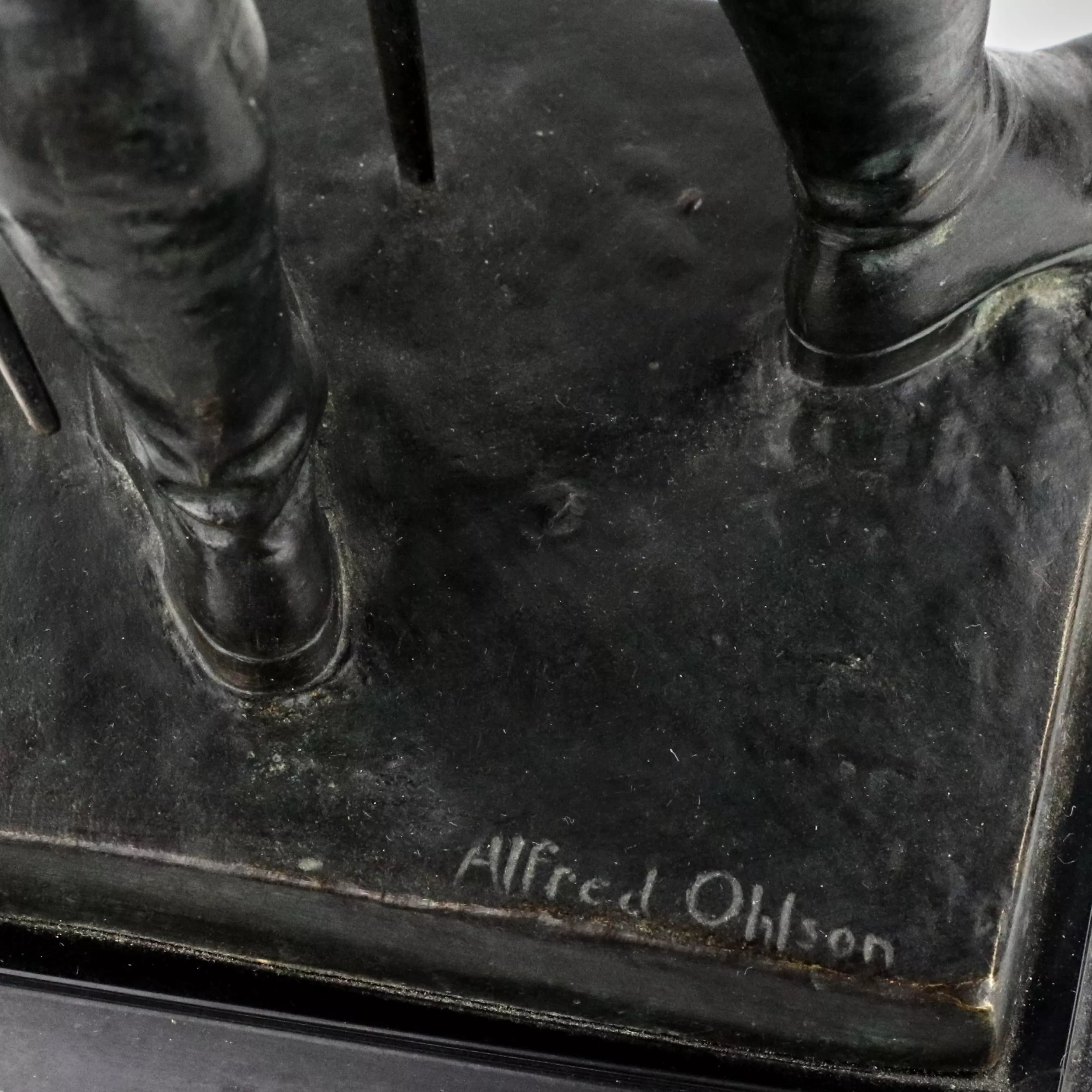 Figure en bronze d`un officier. Alfred Olson. 