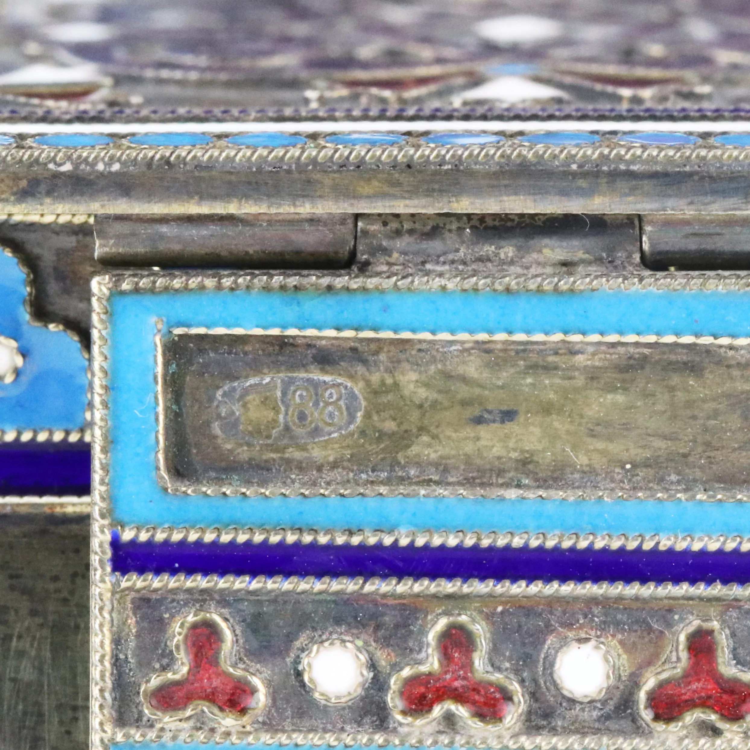 Salière de thoron en argent et emaux cloisonnes. 