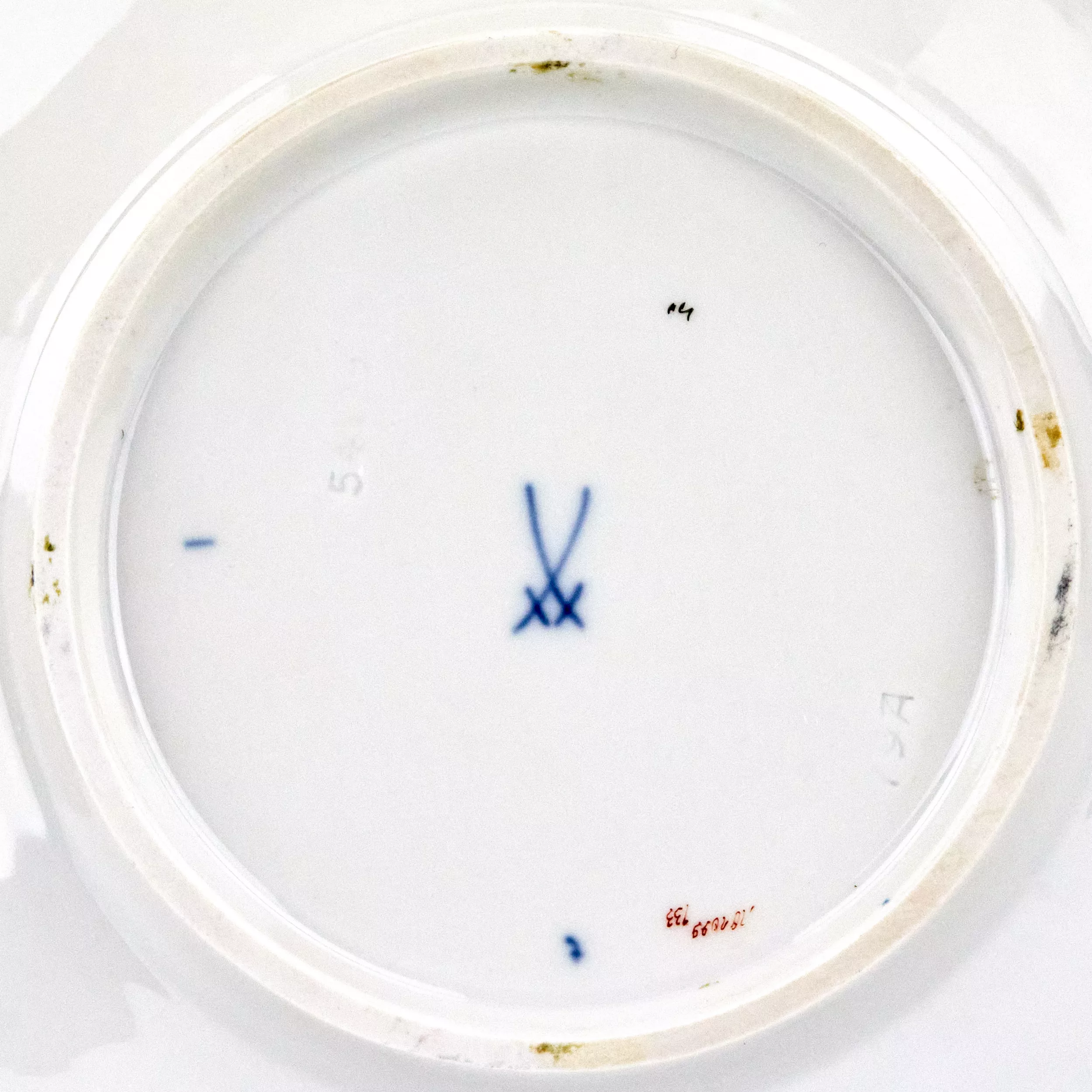 Magnifique plat Meissen bleu cobalt avec dorure et peinture delicate. 20ième siècle. 