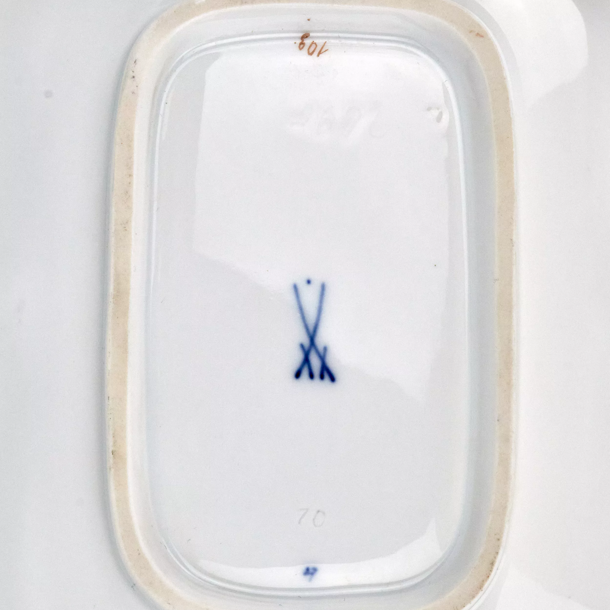 Plat de Meissen dore peint. 20ième siècle. 
