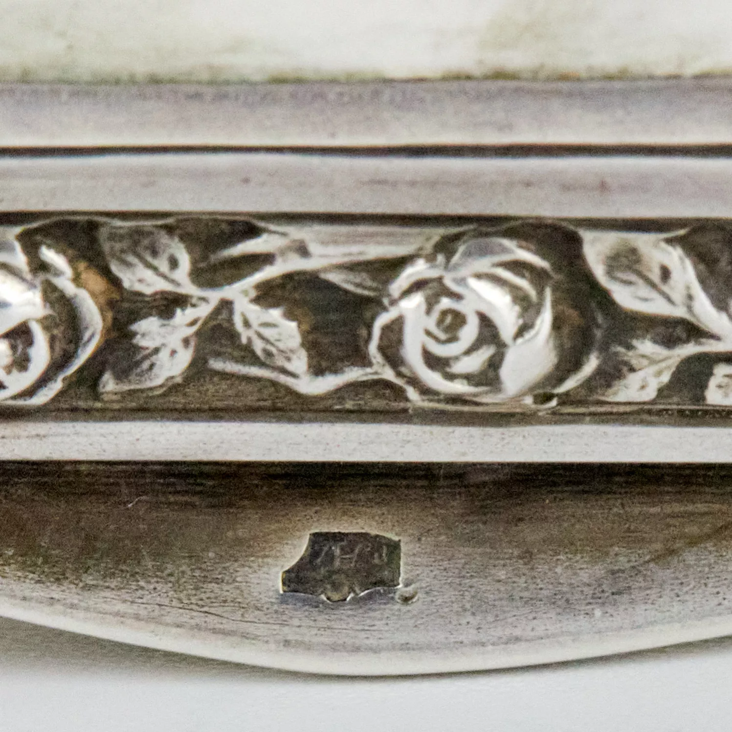 Une elegante tabatière en argent avec une miniature en email de Venus et un joueur de luth. L`Autriche. 20ième siècle. 