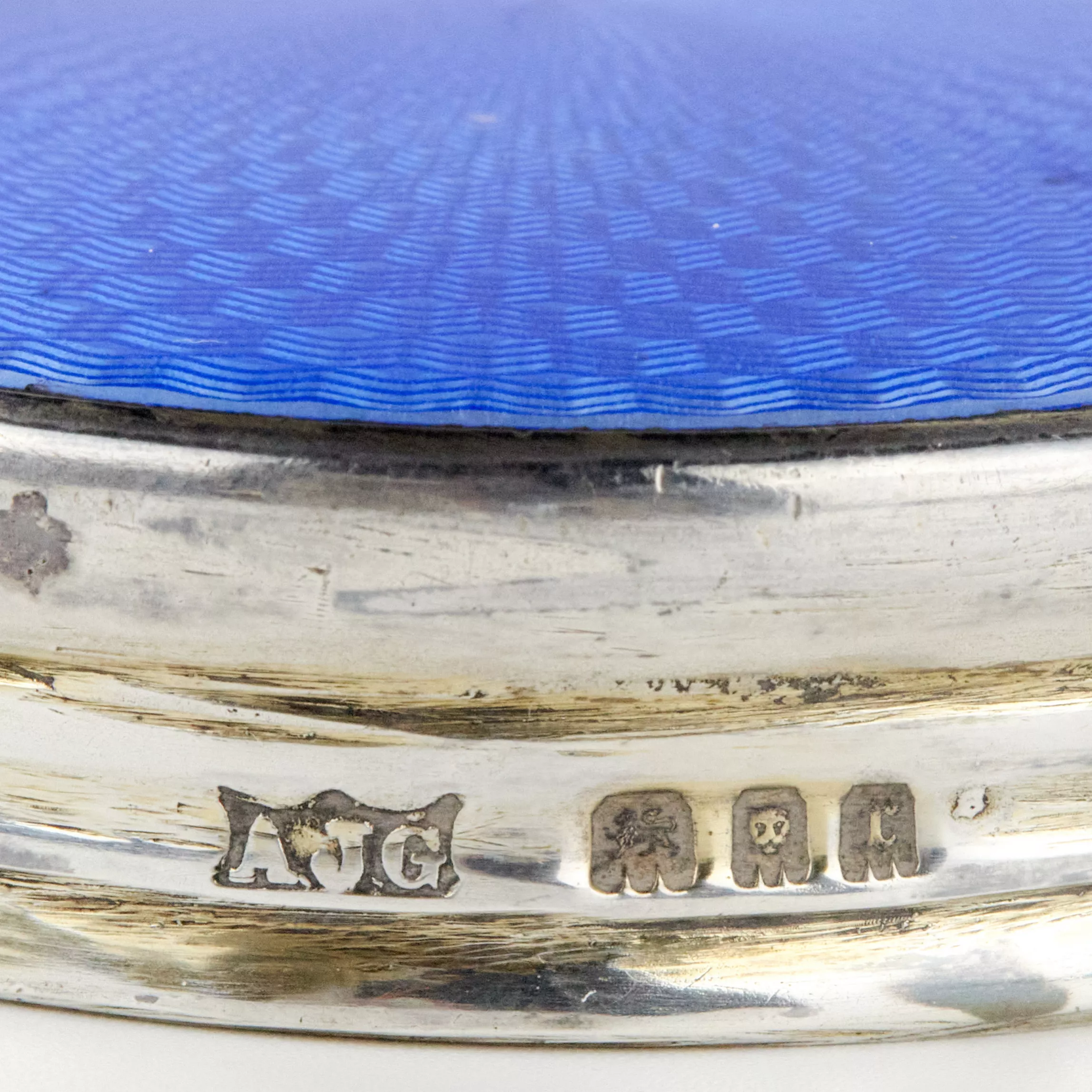 Coffret de dame en verre avec couvercle en email guilloche argent. Angleterre 20ème siècle. 
