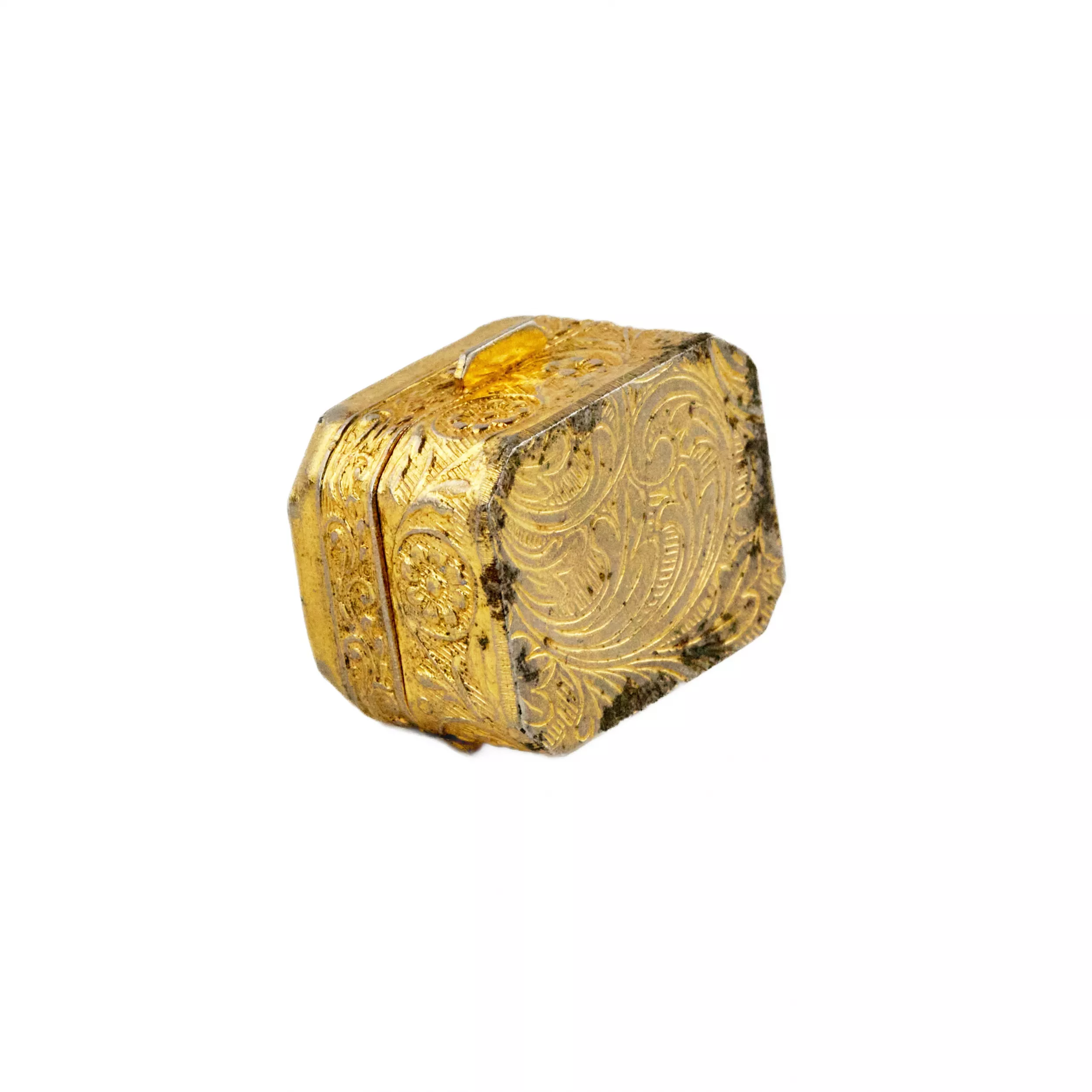 Pill box of gilded metal, with a large blue stone on the lid. Early 20th century. 