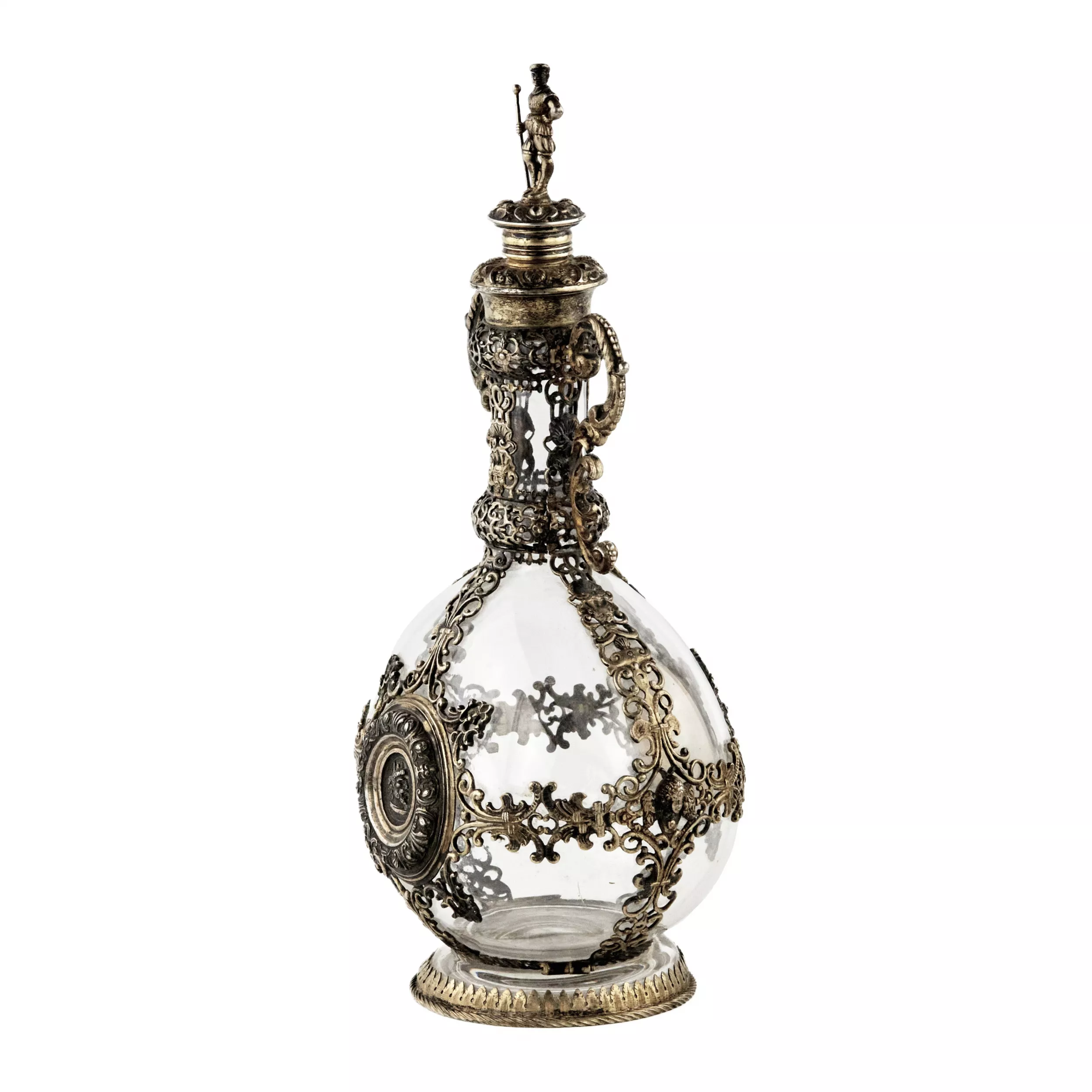Gracieuse carafe en verre en argent ajoure d`epoque Neo-Renaissance. Allemagne. 19ème siècle. 