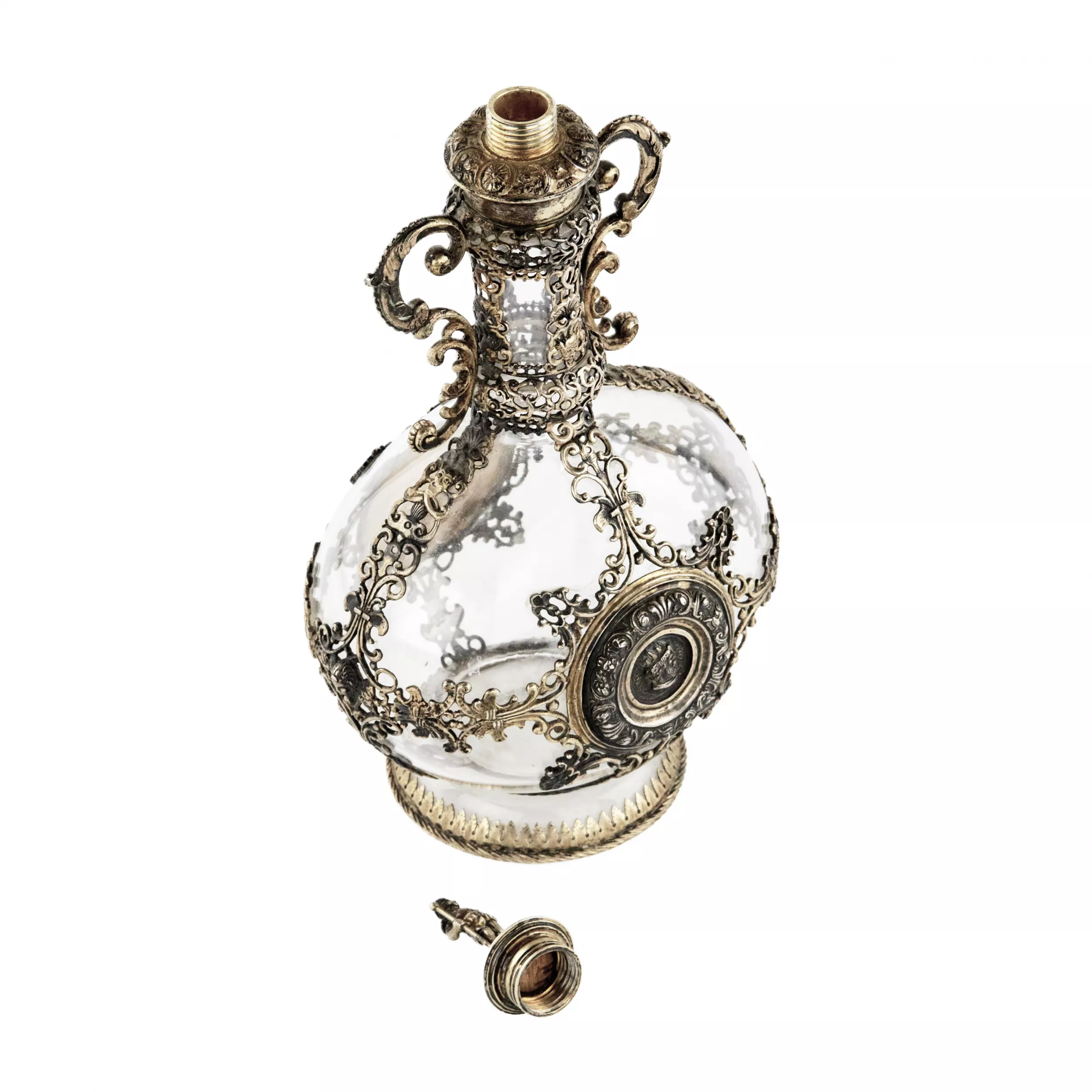 Gracieuse carafe en verre en argent ajoure d`epoque Neo-Renaissance. Allemagne. 19ème siècle. 