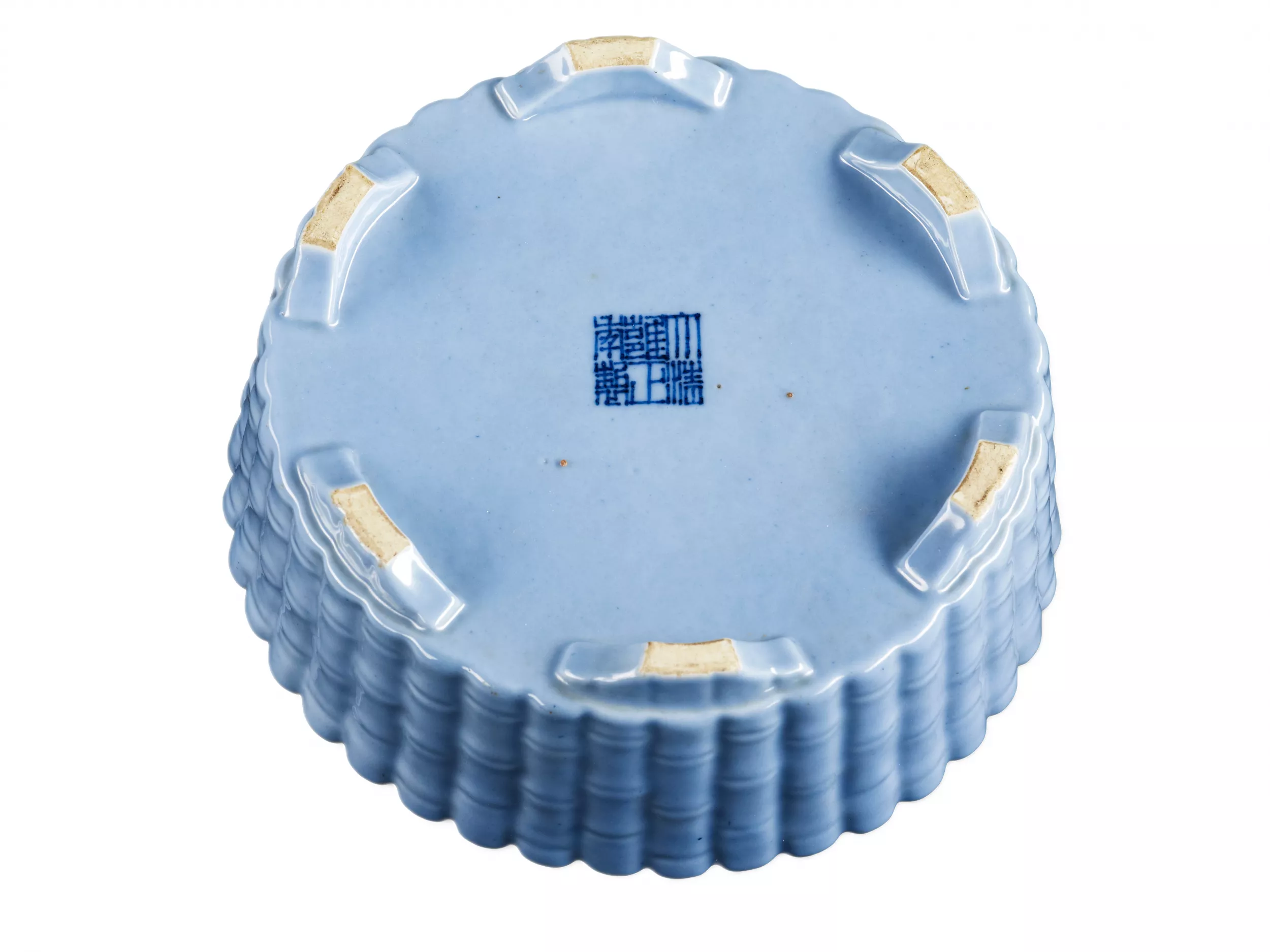 BOL EN PORCELAINE CHINOISE À GLAÇURE BLEU CÉLESTE AVEC MARQUE YONGZHENG. CHINE, FIN DU XIXᵉ – DÉBUT DU XXᵉ SIÈCLE