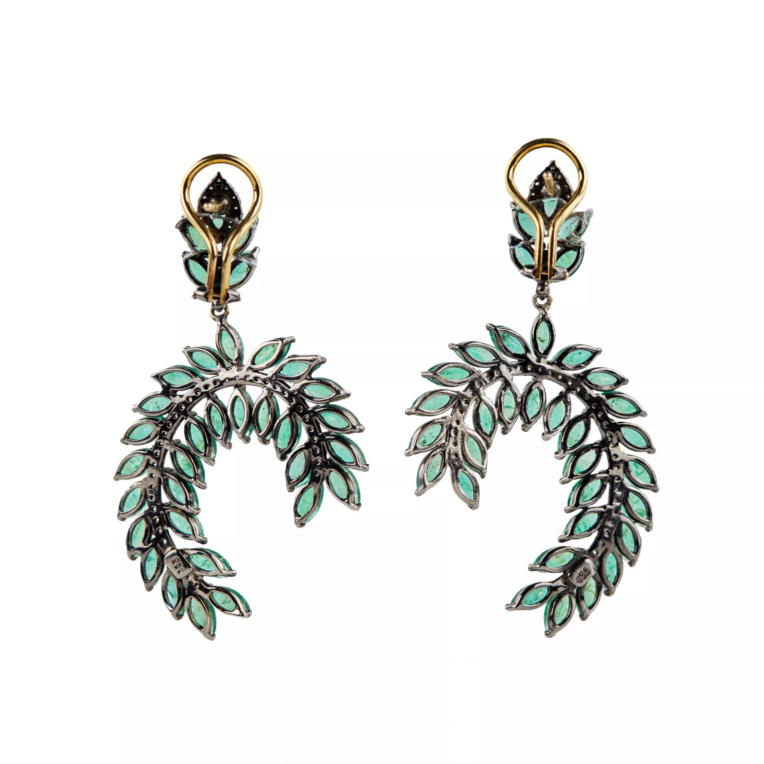 Boucles d`oreilles en argent avec emeraudes et diamants. 