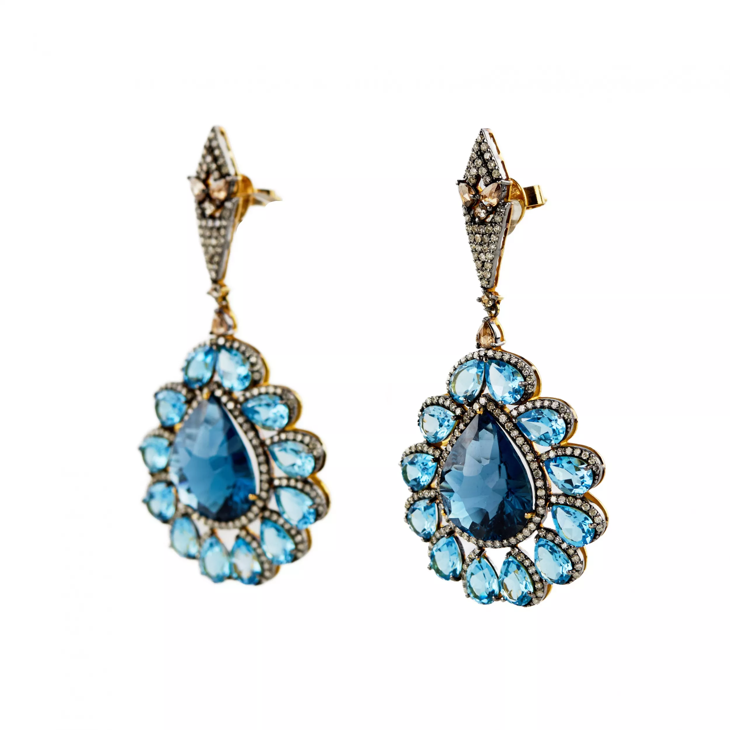 Boucles d`oreilles en argent avec topazes et diamants. 