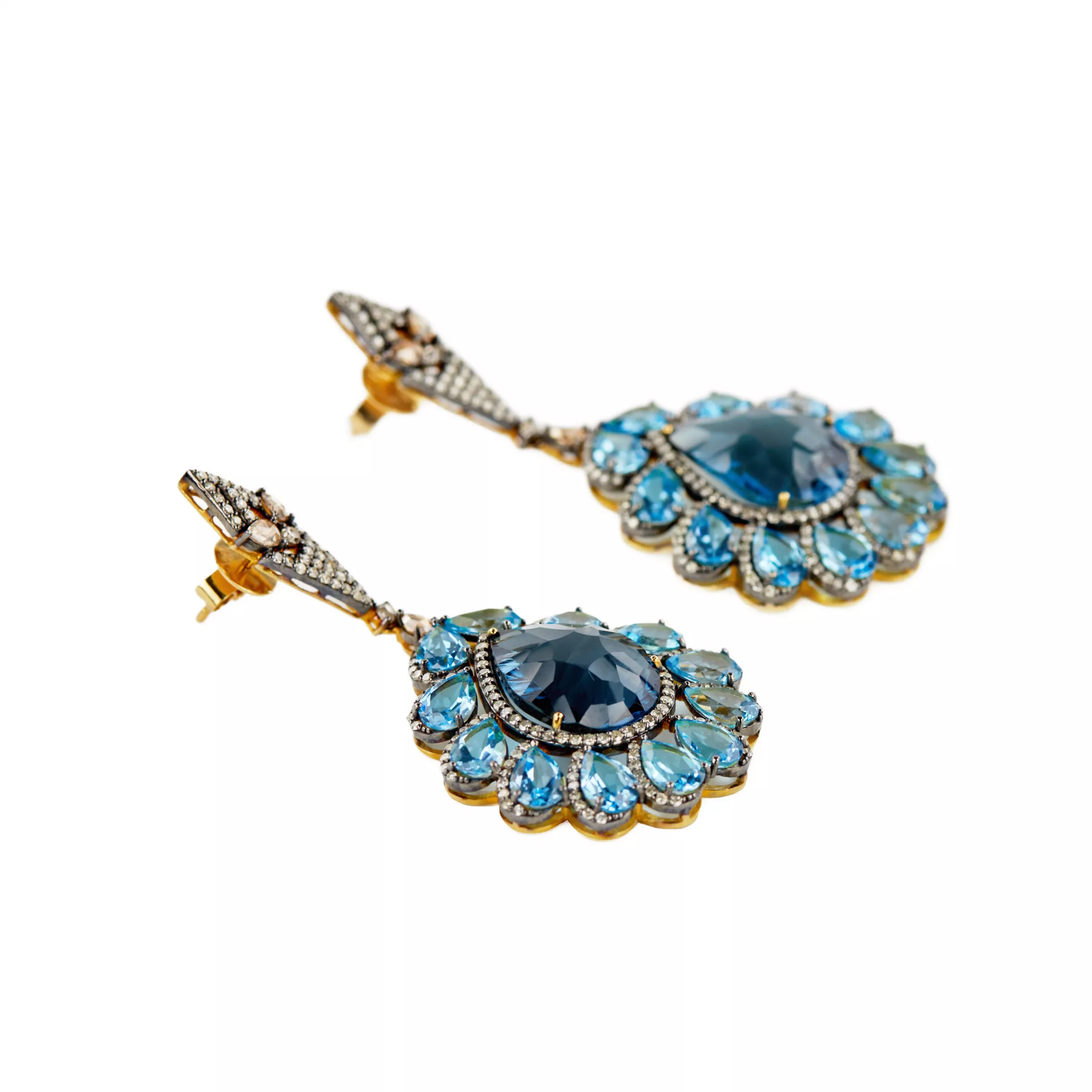 Boucles d`oreilles en argent avec topazes et diamants. 