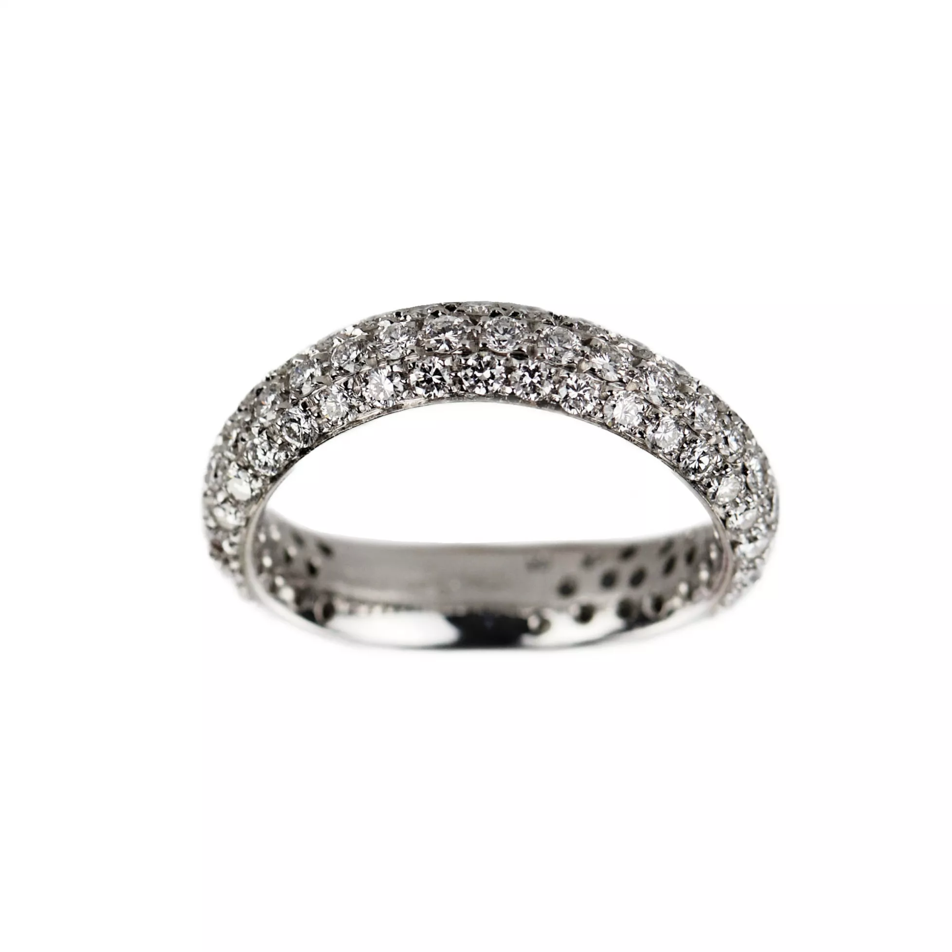 Bague Pomellato en or blanc 18 carats sertie de diamants Narrow Wave Band. 