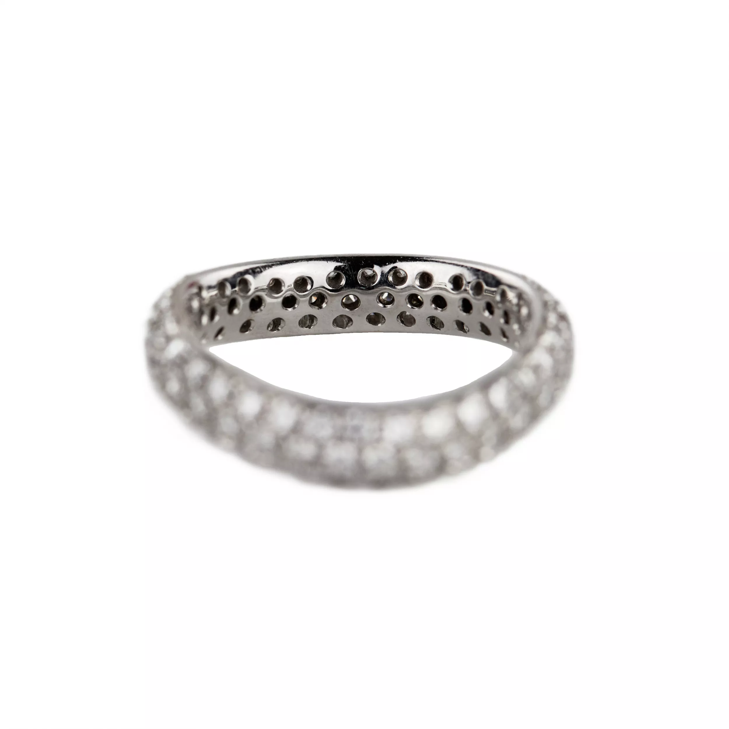 Bague Pomellato en or blanc 18 carats sertie de diamants Narrow Wave Band. 