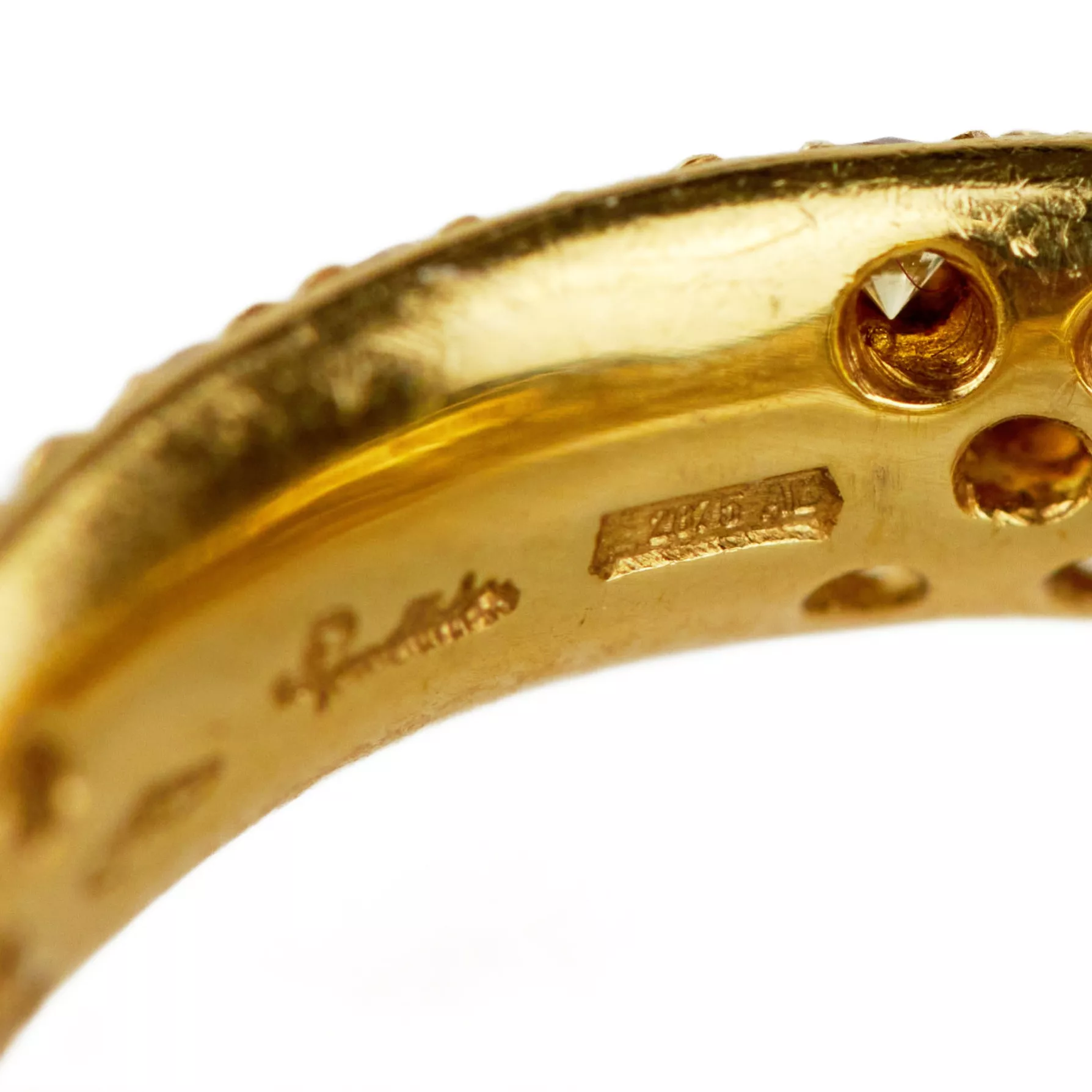 Bague en or jaune 18 K. Pomellato, avec anneau Wave en saphir jaune. 