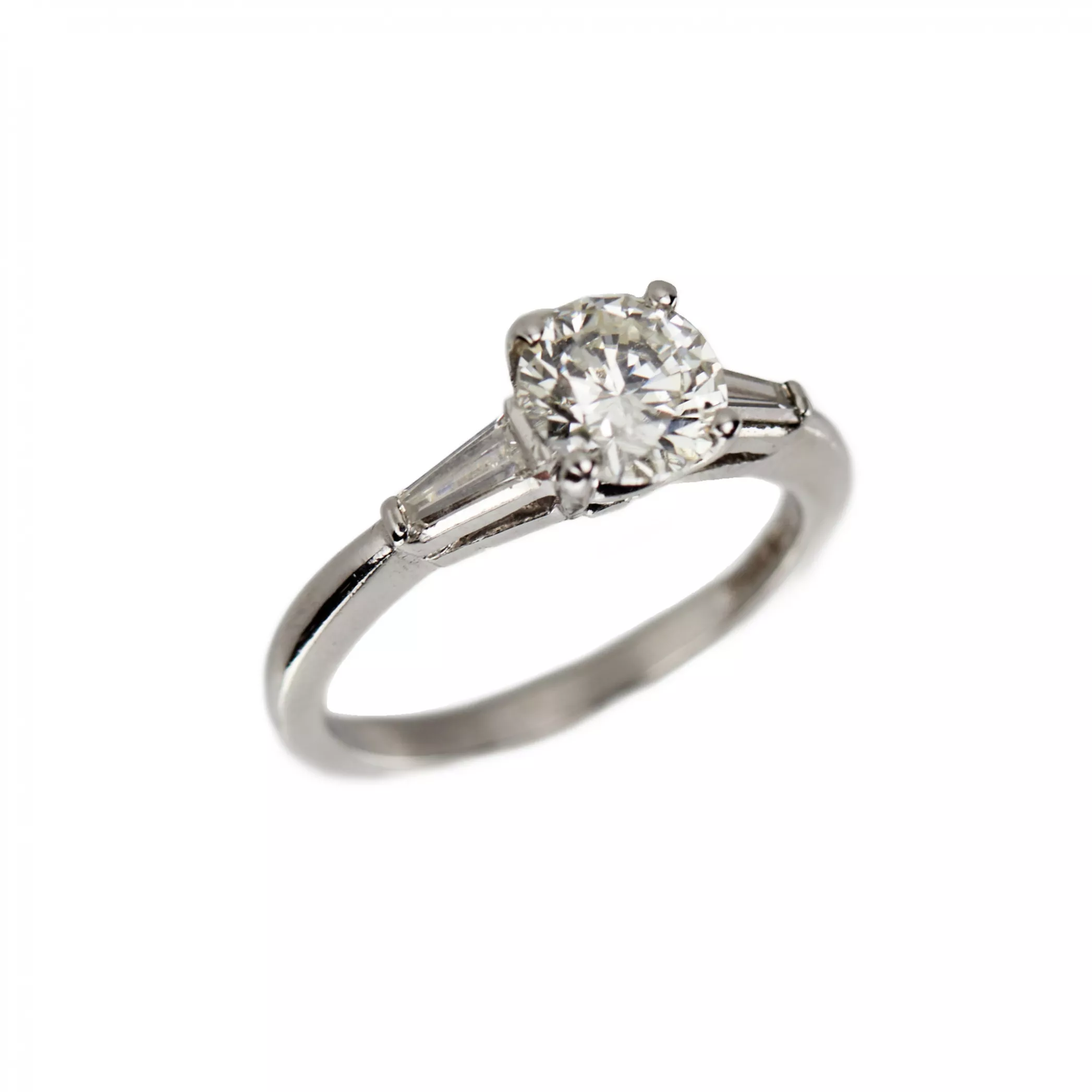 PLATINUM AND DIAMOND RING OF CLASSIC THREE-STONE DESIGN