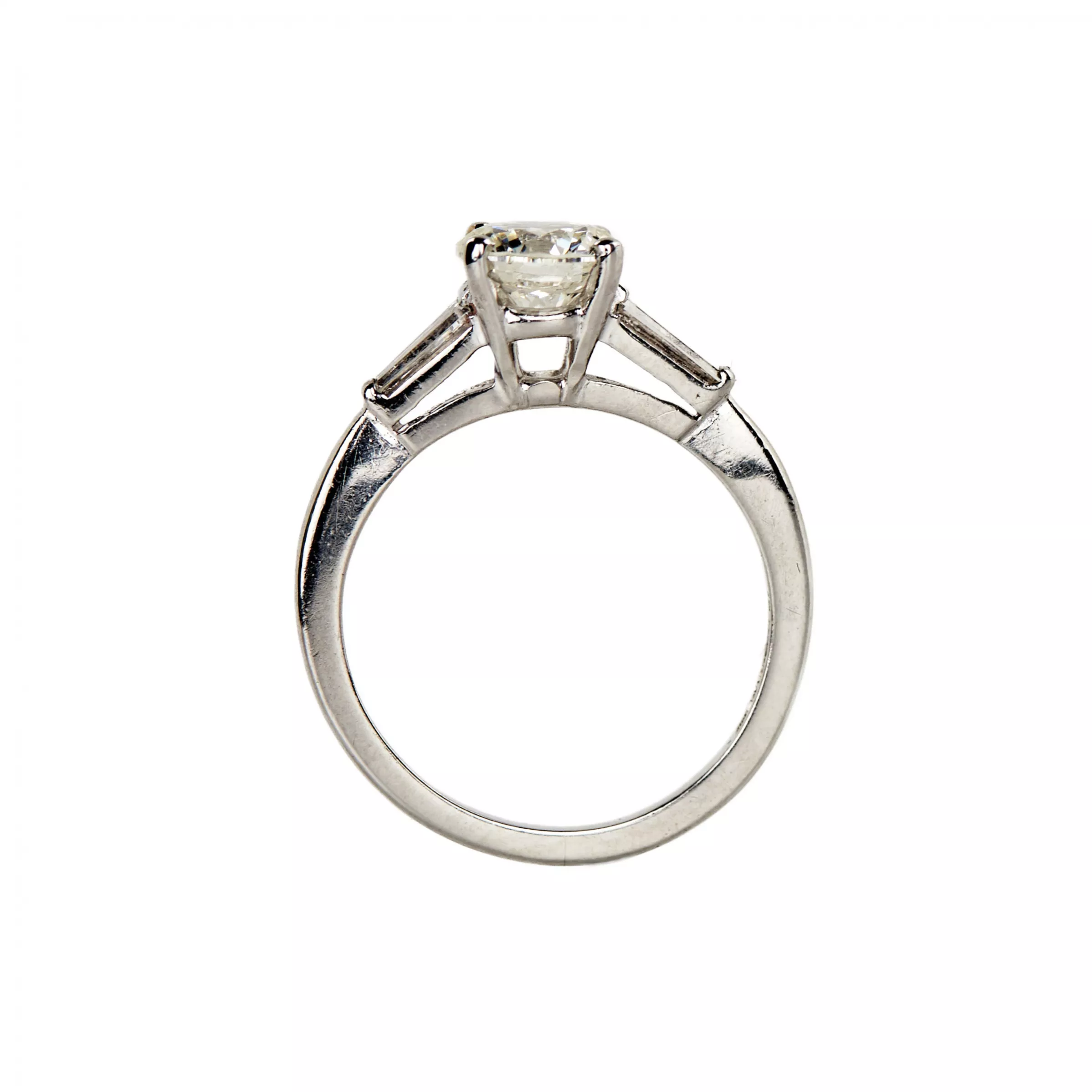 PLATINUM AND DIAMOND RING OF CLASSIC THREE-STONE DESIGN
