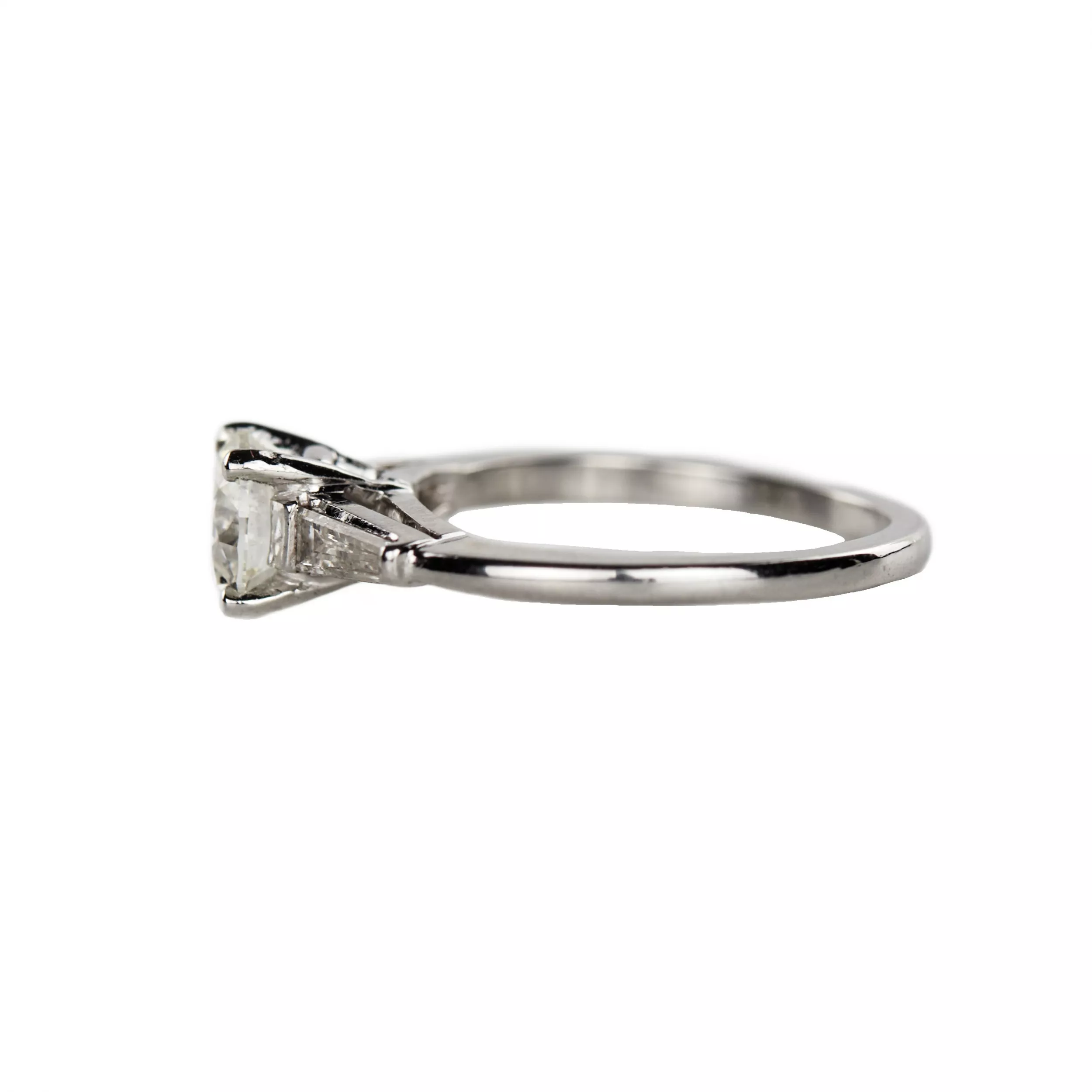 PLATINUM AND DIAMOND RING OF CLASSIC THREE-STONE DESIGN