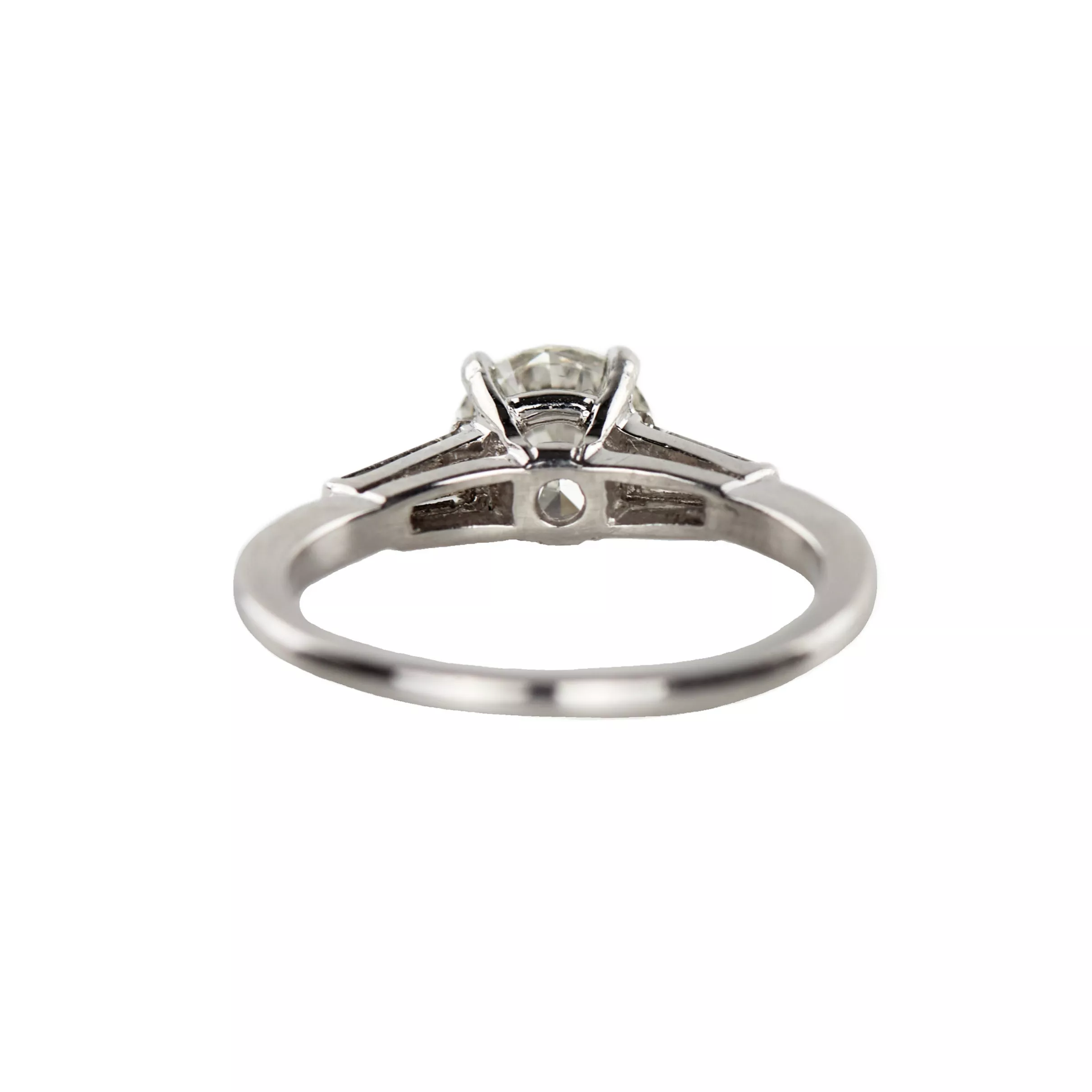 PLATINUM AND DIAMOND RING OF CLASSIC THREE-STONE DESIGN