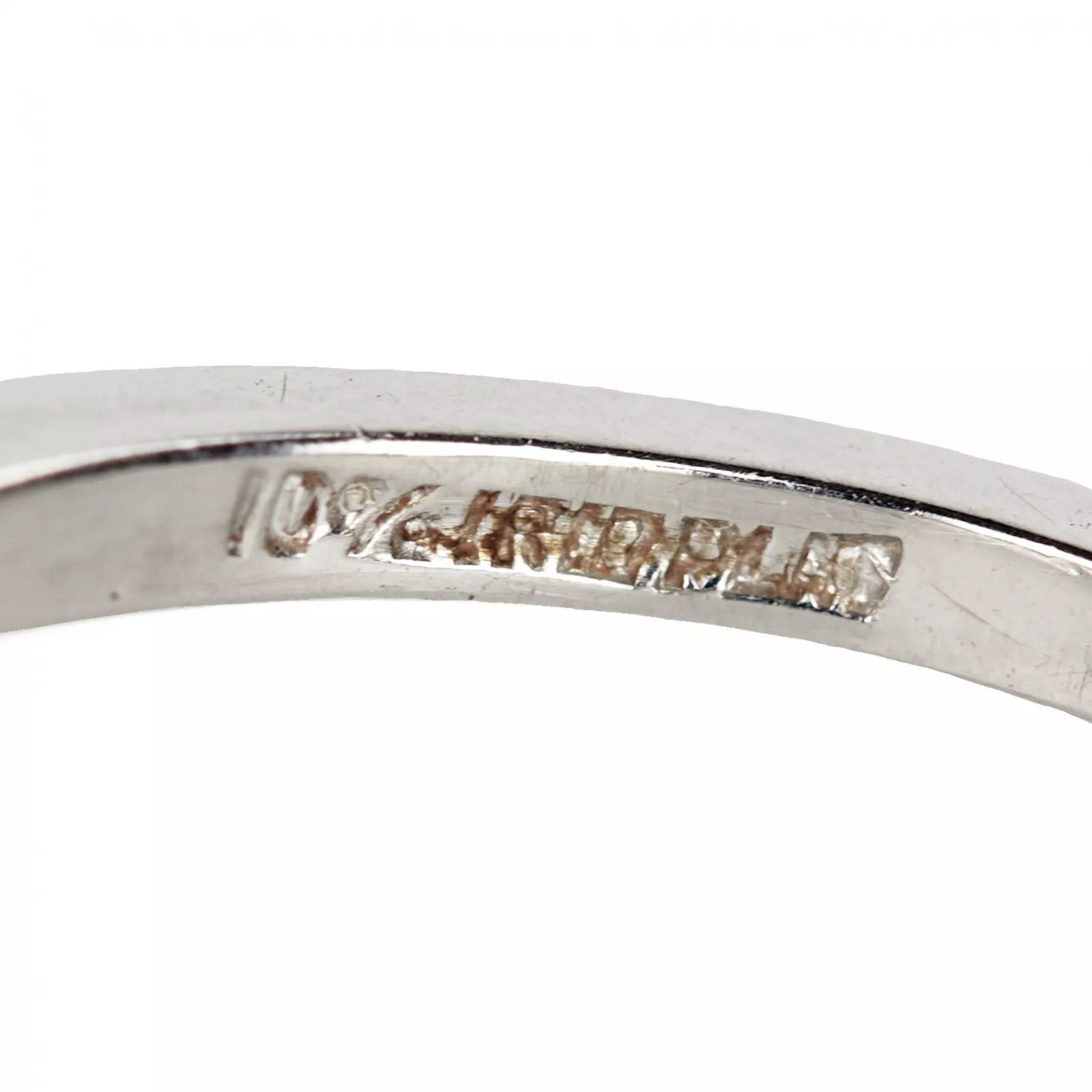 PLATINUM AND DIAMOND RING OF CLASSIC THREE-STONE DESIGN