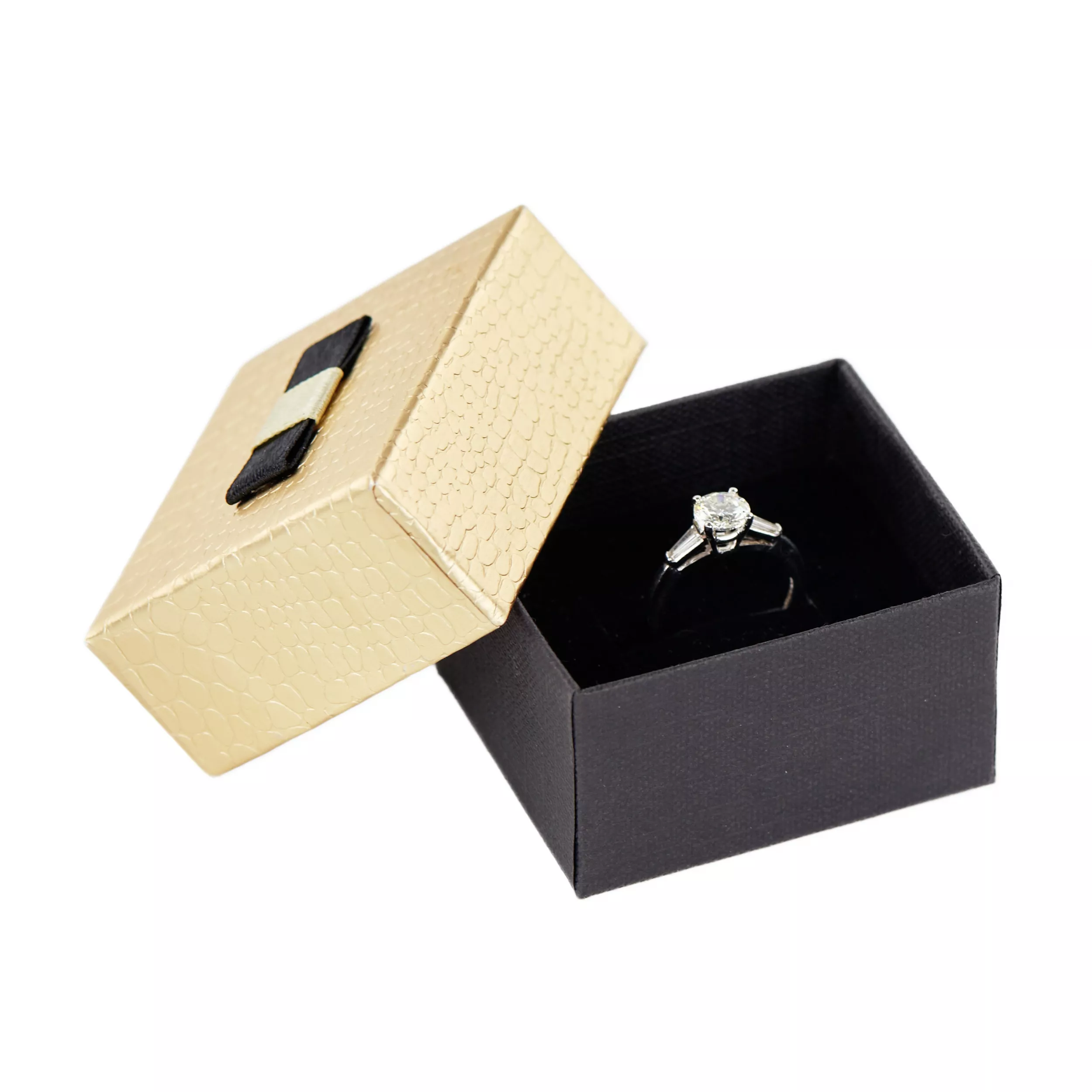 PLATINUM AND DIAMOND RING OF CLASSIC THREE-STONE DESIGN