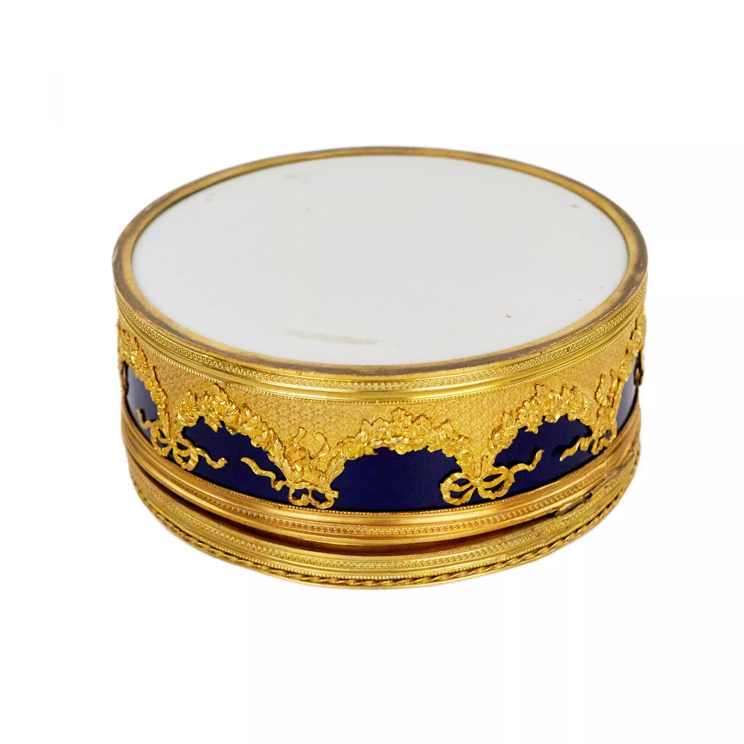 PORCELAIN LADY’S BOX WITH MINIATURE IN THE LOUIS XVI STYLE FRANCE, LATE 18TH – FIRST HALF OF THE 19TH CENTURY