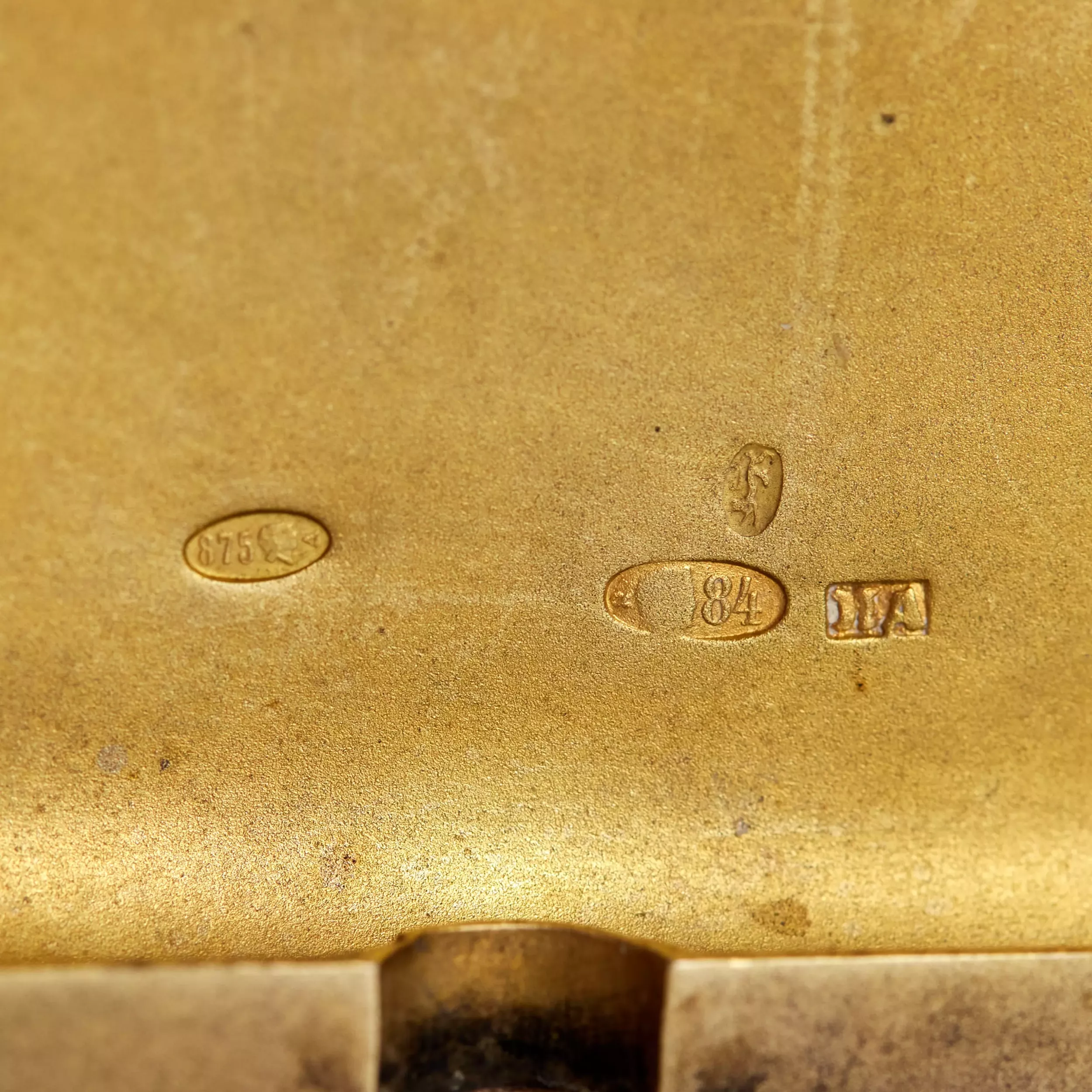 Boîte à poudre d`origine en argent à double feuillet. 