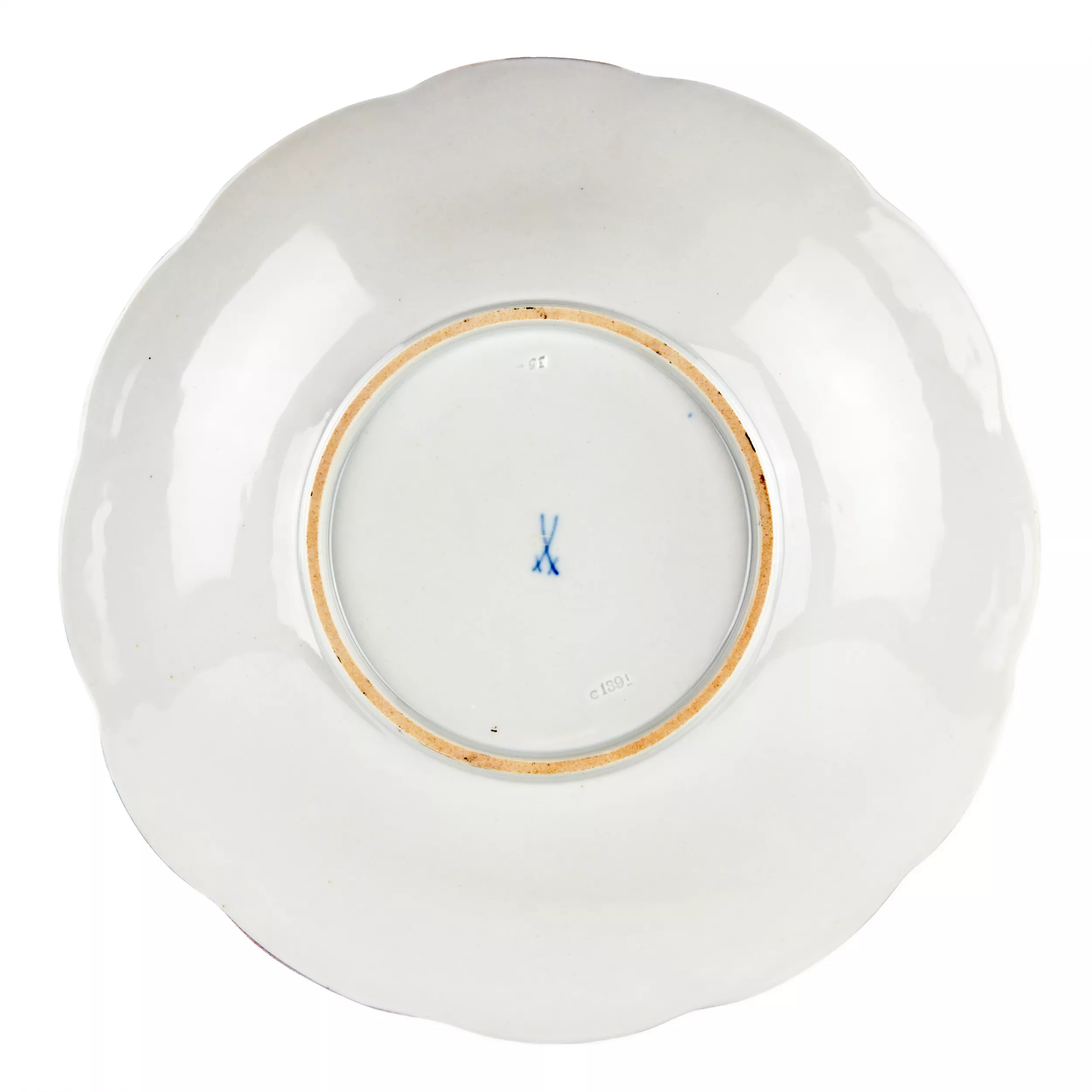 Un elegant plat en porcelaine de Meissen. 