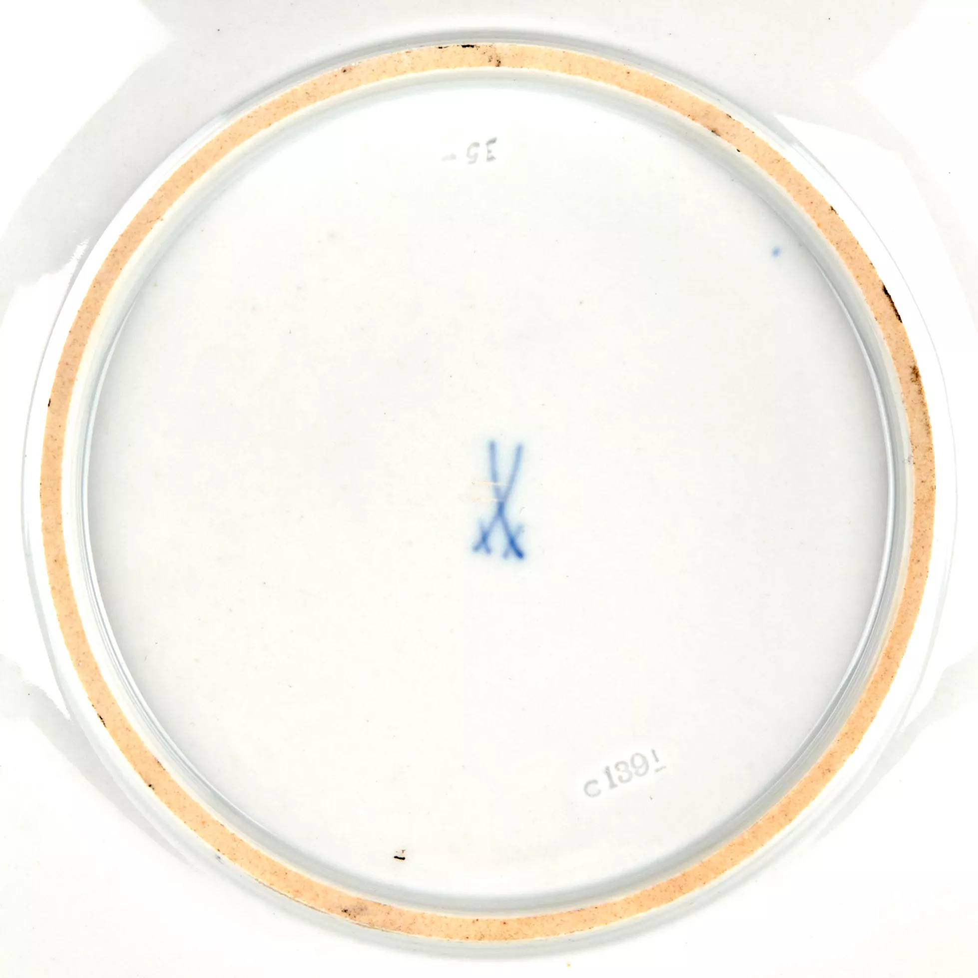 Un elegant plat en porcelaine de Meissen. 