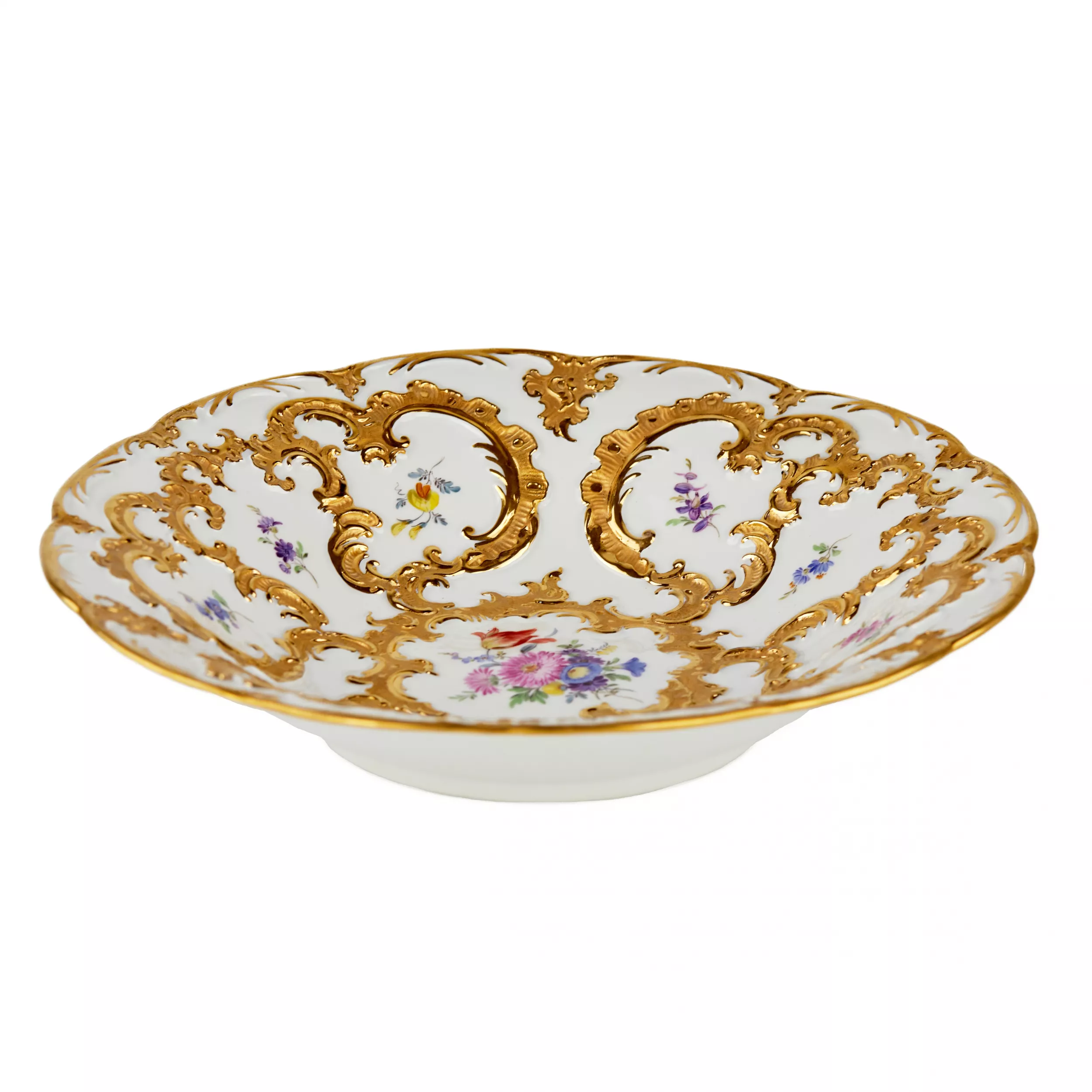 Un elegant plat en porcelaine de Meissen. 