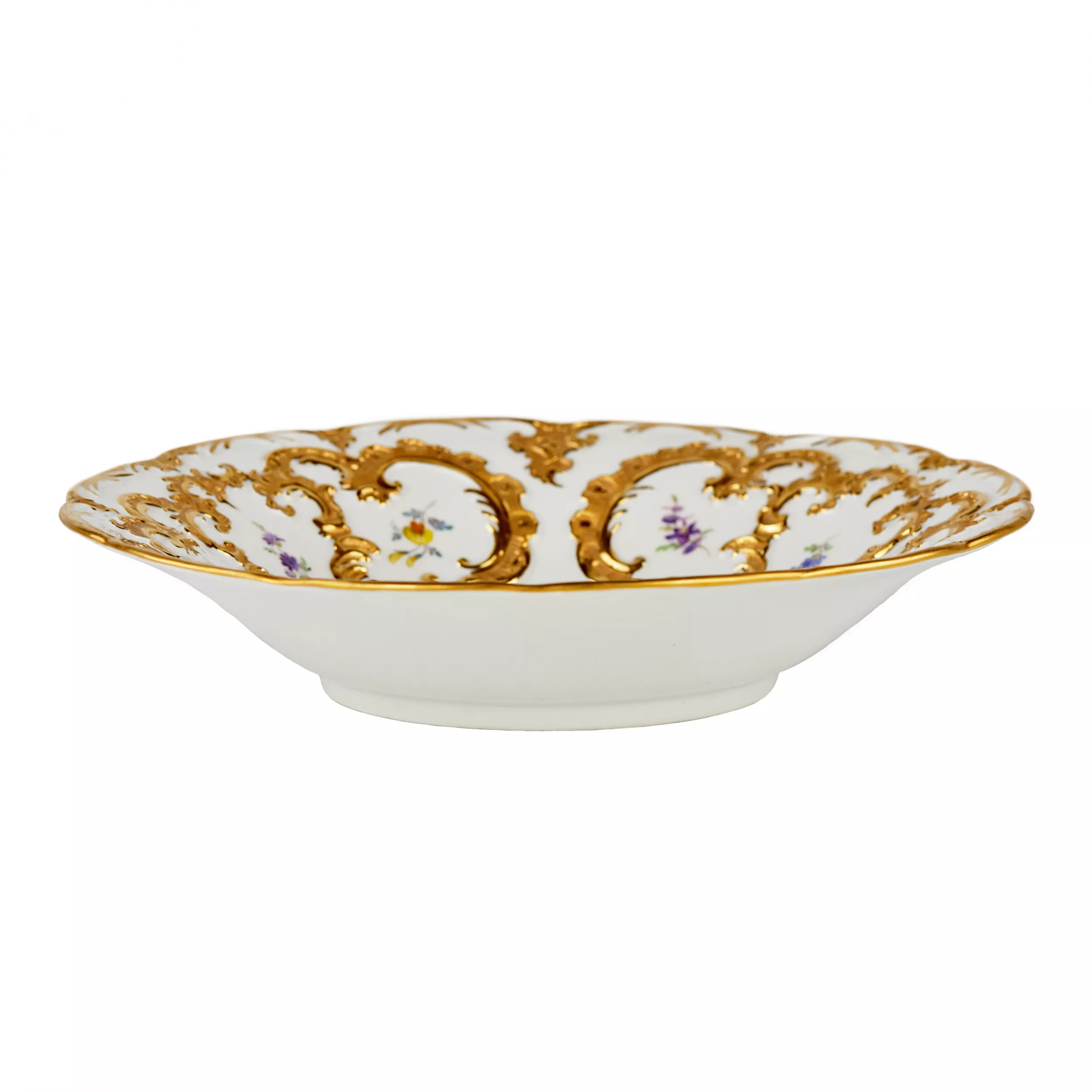 Un elegant plat en porcelaine de Meissen. 
