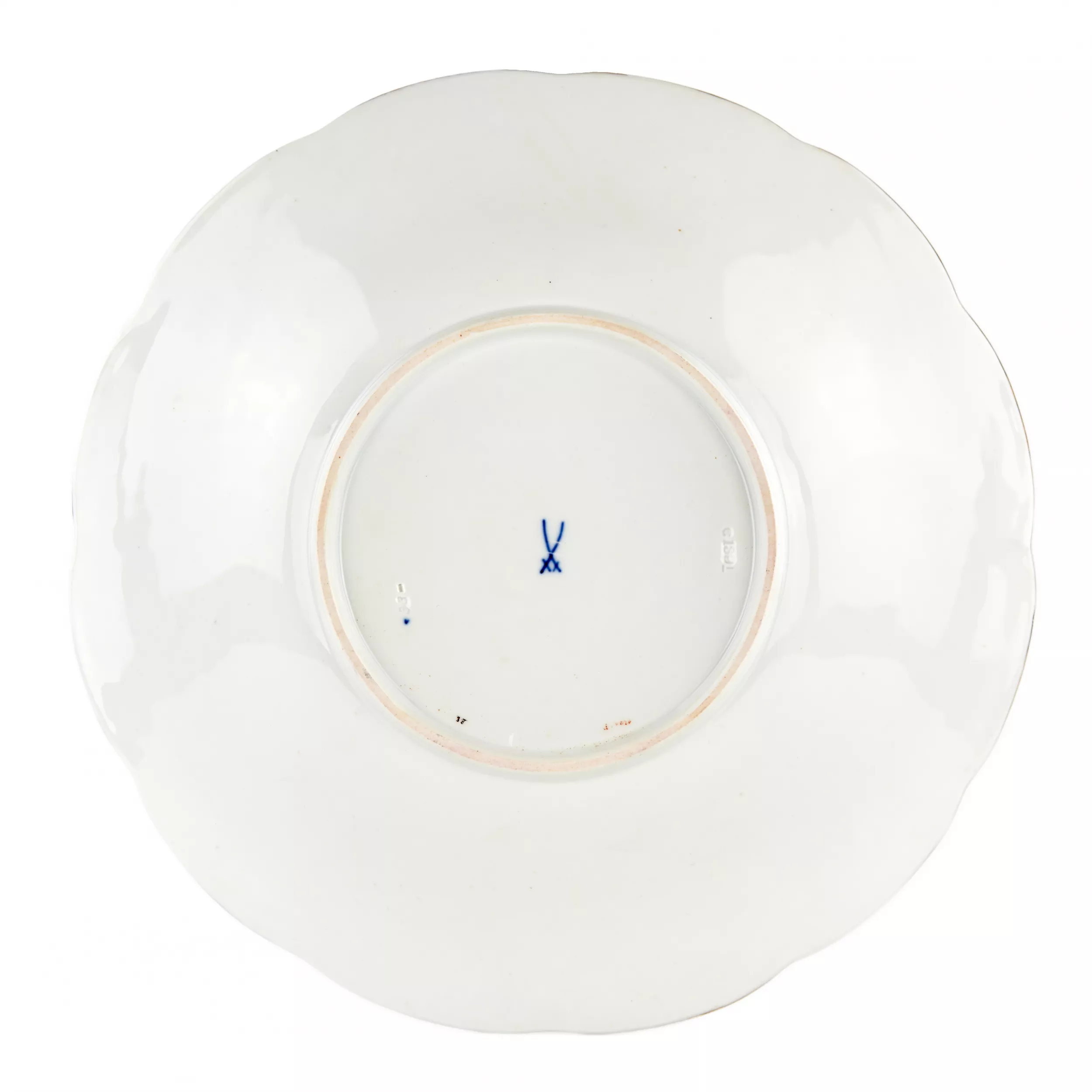 Un elegant plat en porcelaine de Meissen. 