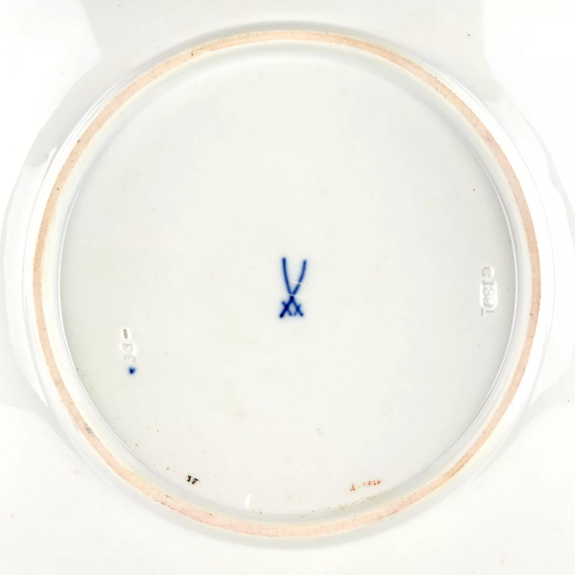 Un elegant plat en porcelaine de Meissen. 