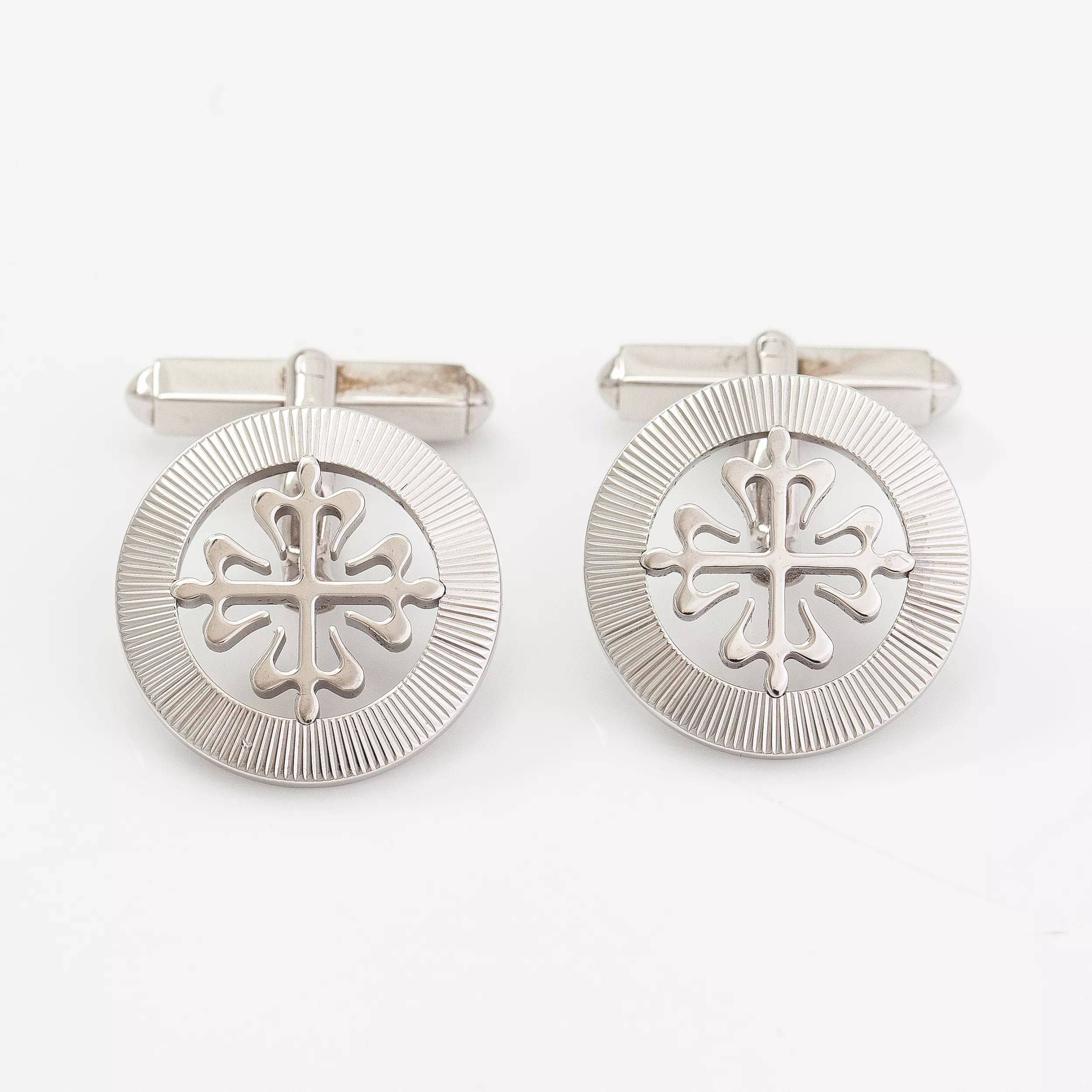 Patek Philippe. Paire de boutons de manchette Calatrava en or blanc 18 carats.