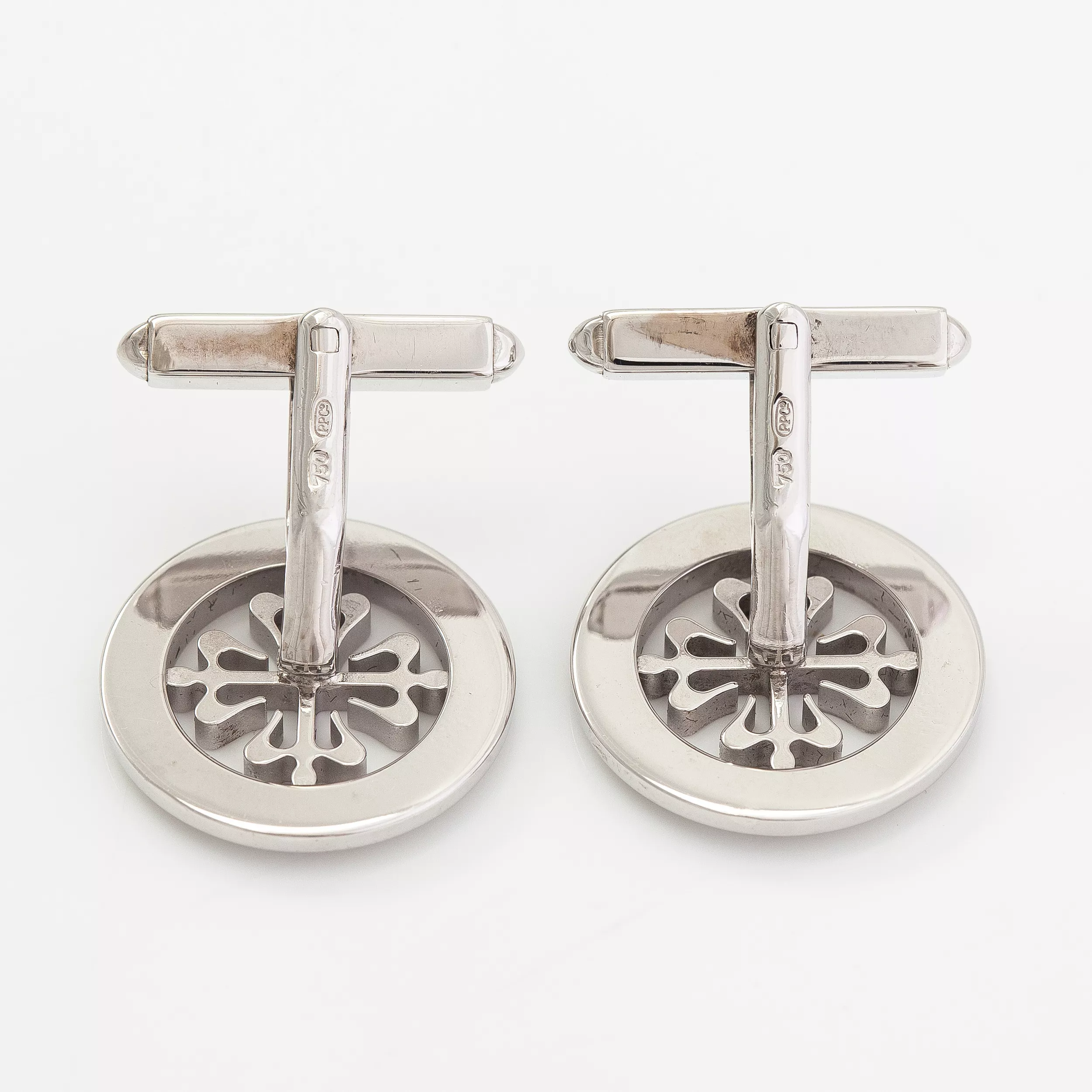 Patek Philippe. Paire de boutons de manchette Calatrava en or blanc 18 carats.