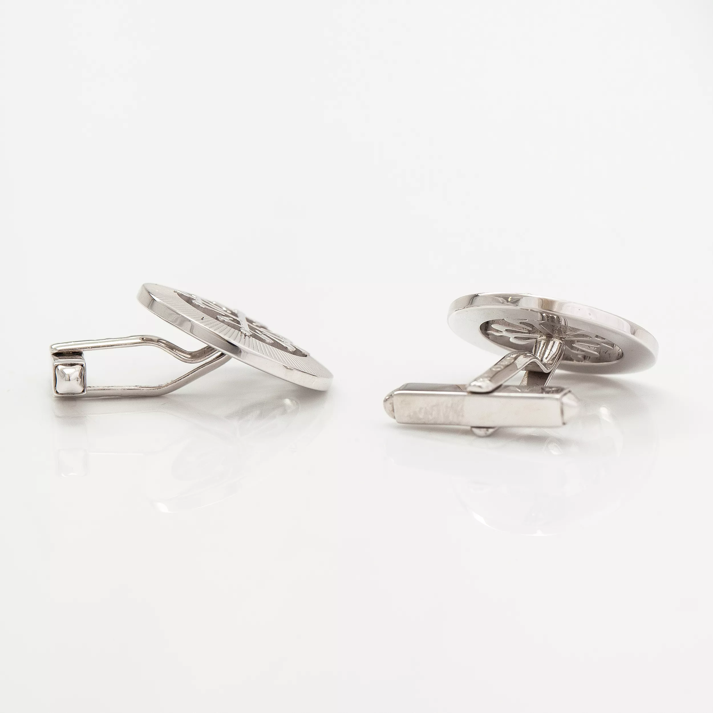 Patek Philippe. Paire de boutons de manchette Calatrava en or blanc 18 carats.