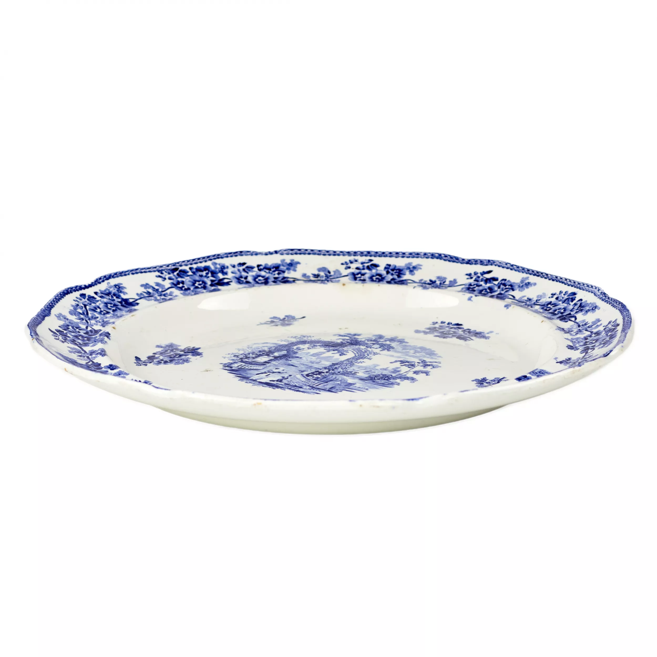 Grand plat en faïence de la manufacture Gardner, milieu du XIXe siècle. 