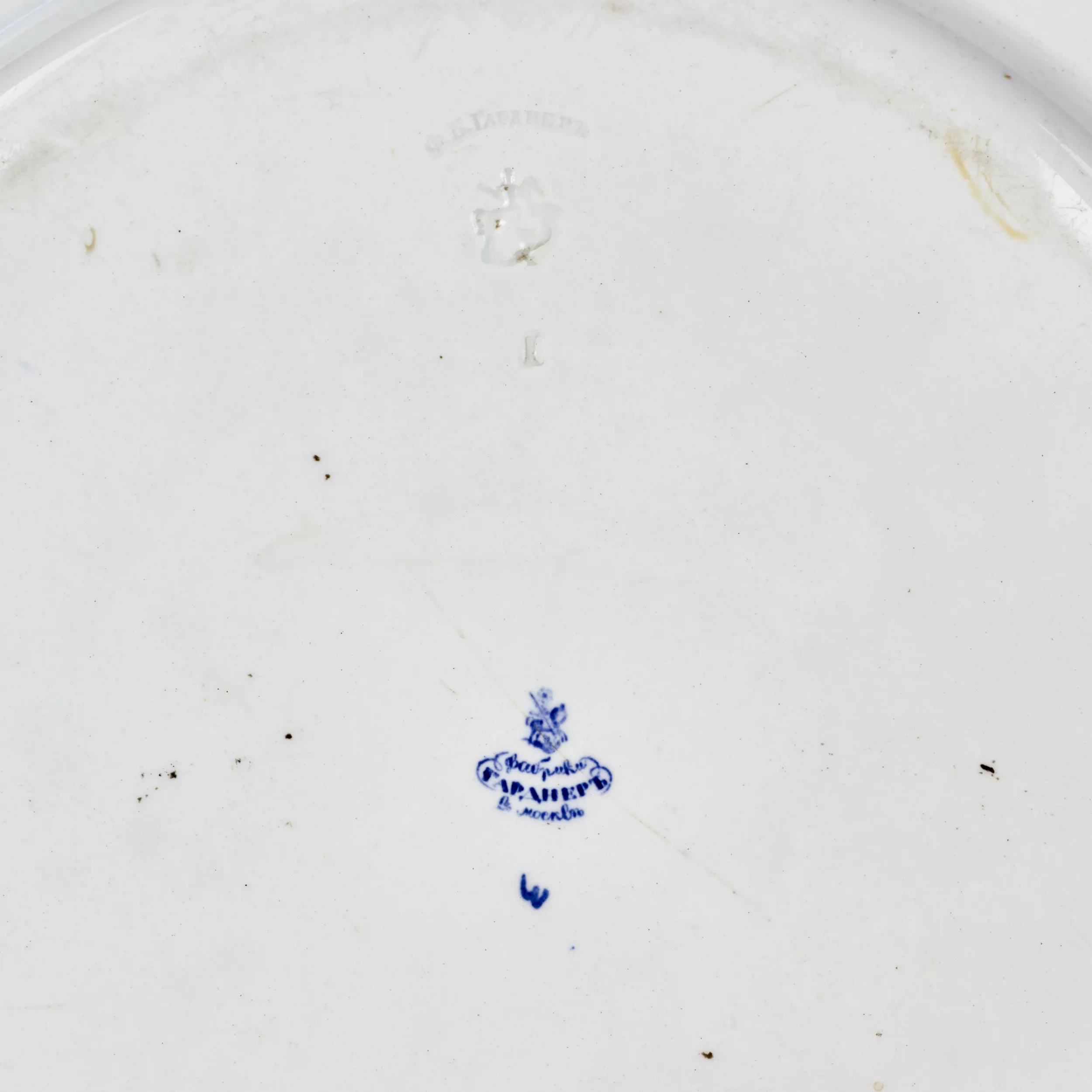 Grand plat en faïence de la manufacture Gardner, milieu du XIXe siècle. 