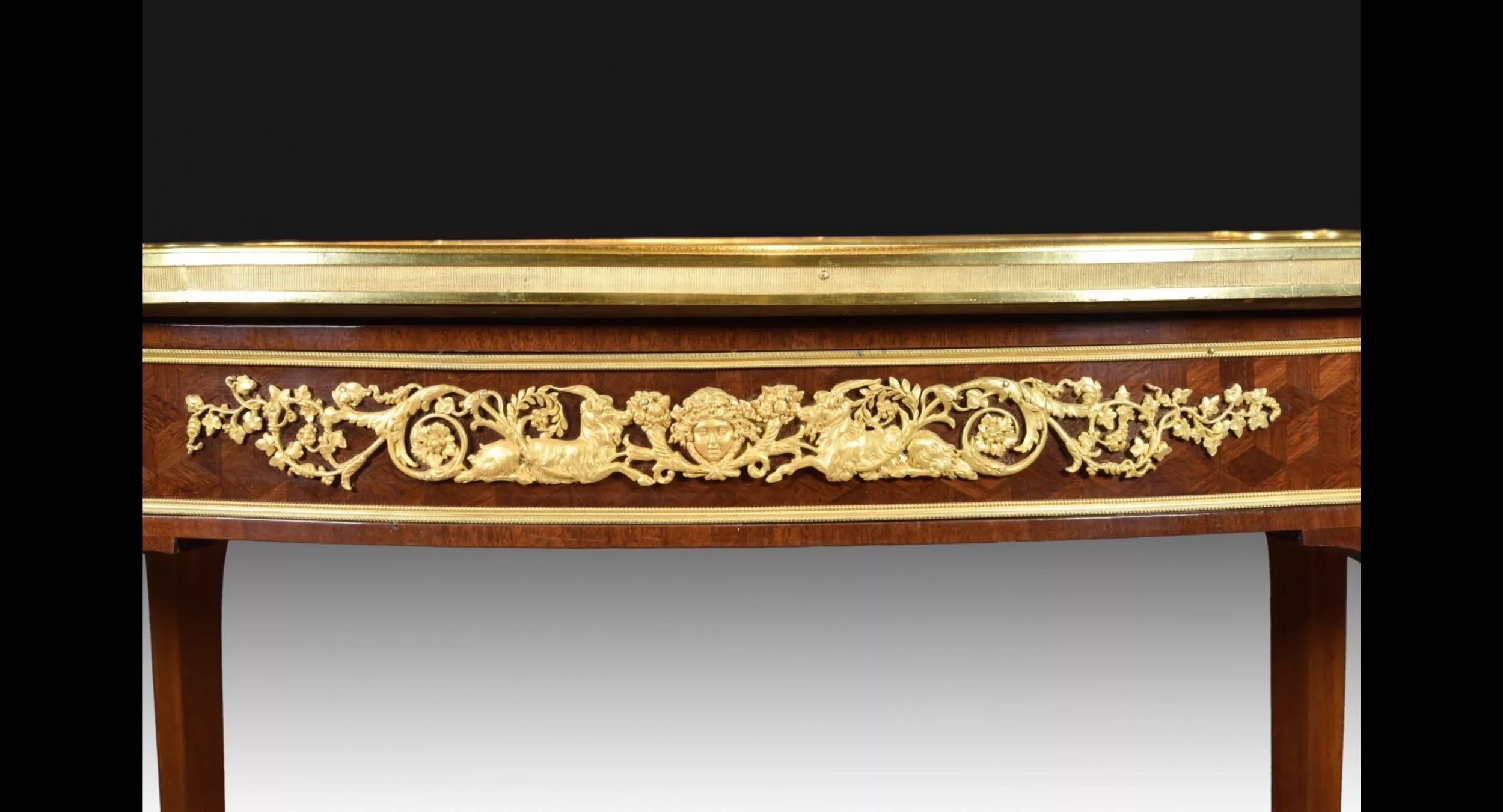 TABLE OVALE EN ACAJOU ET BRONZE DORÉ DE STYLE LOUIS XVI. D’APRÈS UN MODÈLE D’ADAM WEISWEILER. FRANCE, FIN DU XIXE SIÈCLE