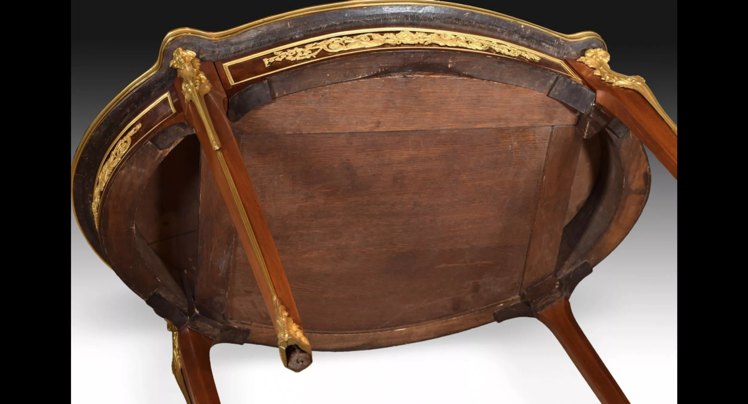 TABLE OVALE EN ACAJOU ET BRONZE DORÉ DE STYLE LOUIS XVI. D’APRÈS UN MODÈLE D’ADAM WEISWEILER. FRANCE, FIN DU XIXE SIÈCLE
