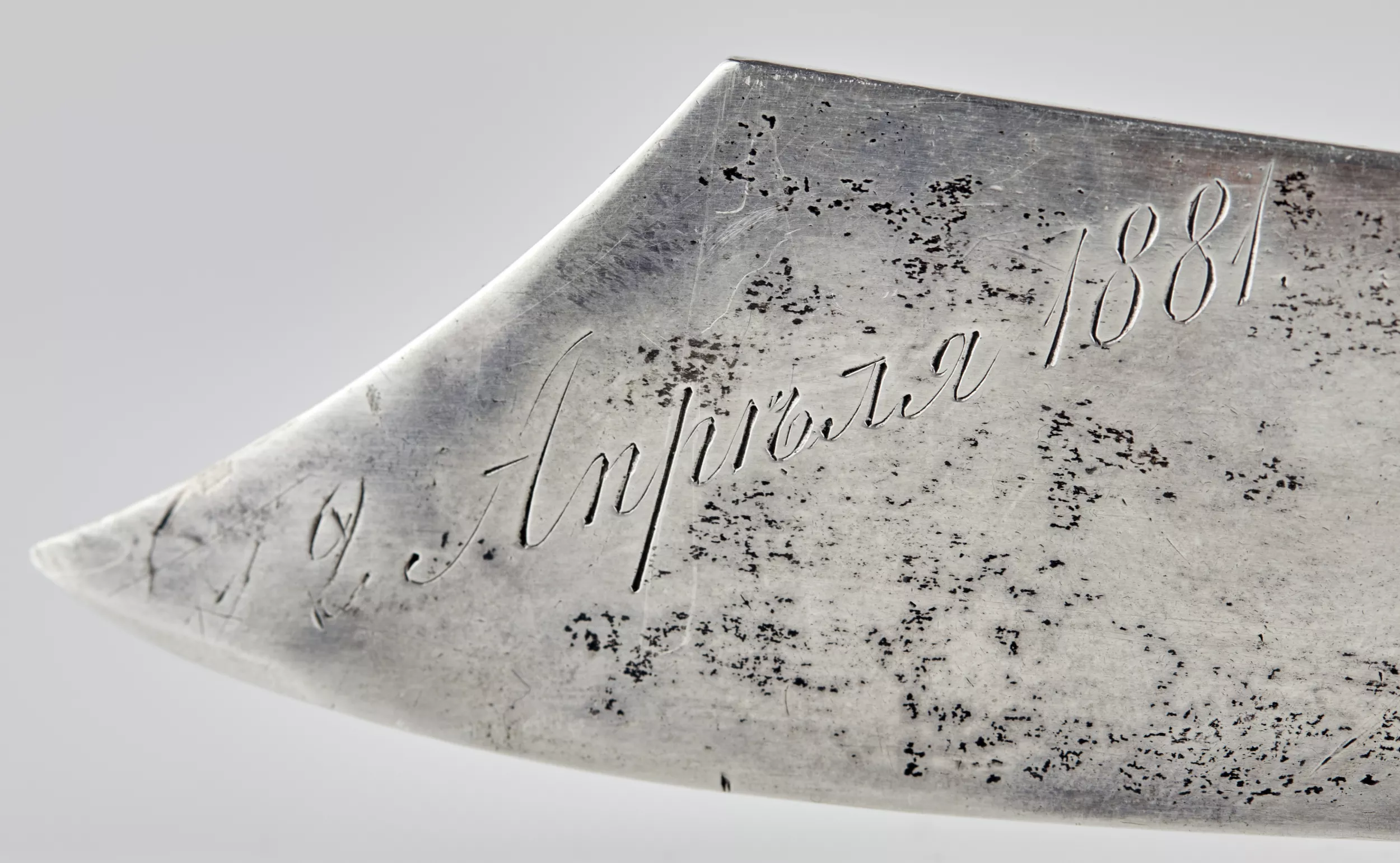 COUTEAU À LETTRES EN ARGENT AVEC FIGURE DE PAYSAN, MAISON KARL FABERGÉ, MOSCOU, ANNÉES 1880