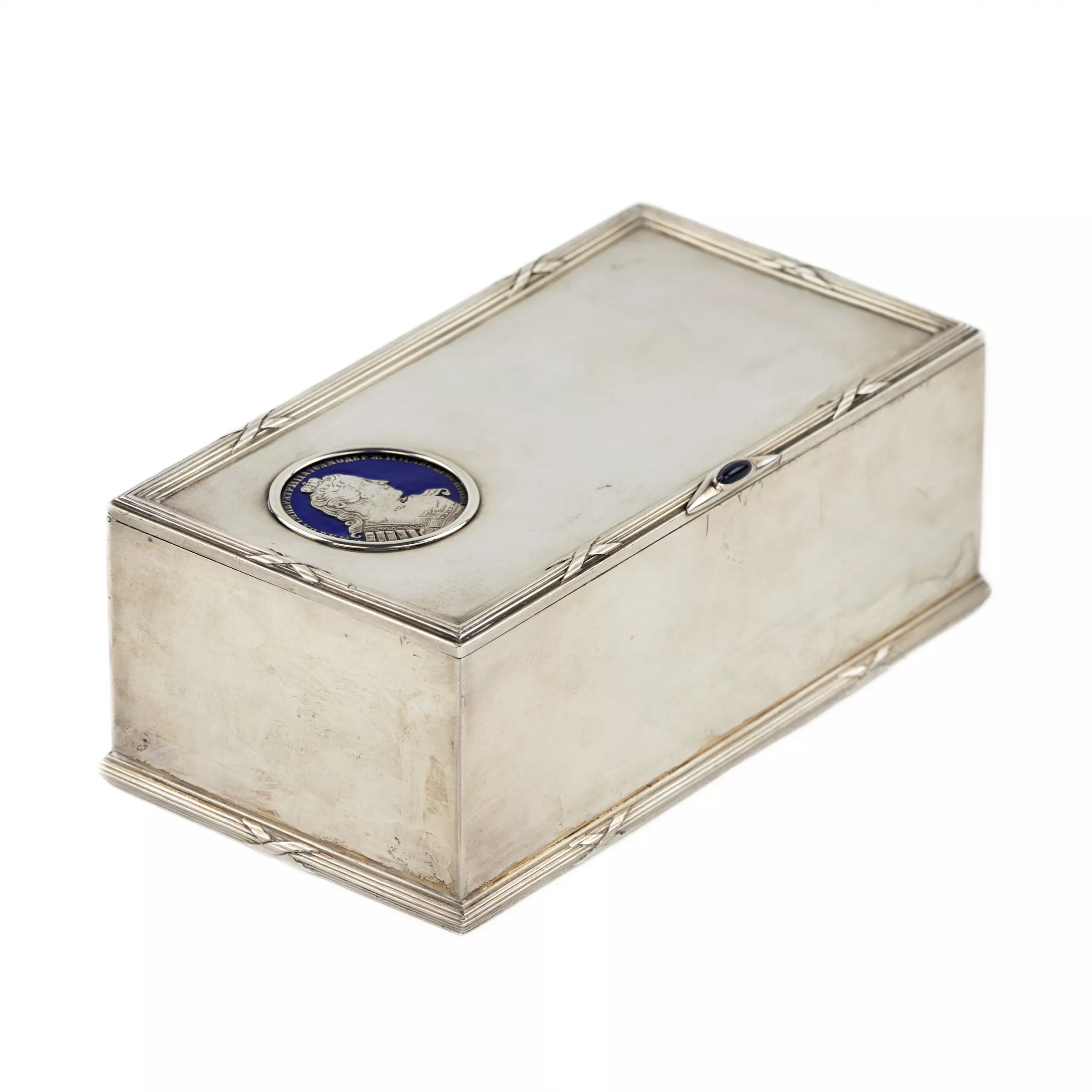 Coffret en argent neo-Empire de Lyubavina, avec le rouble d`Anna Ioannovna. Debut du 20ème siècle. 