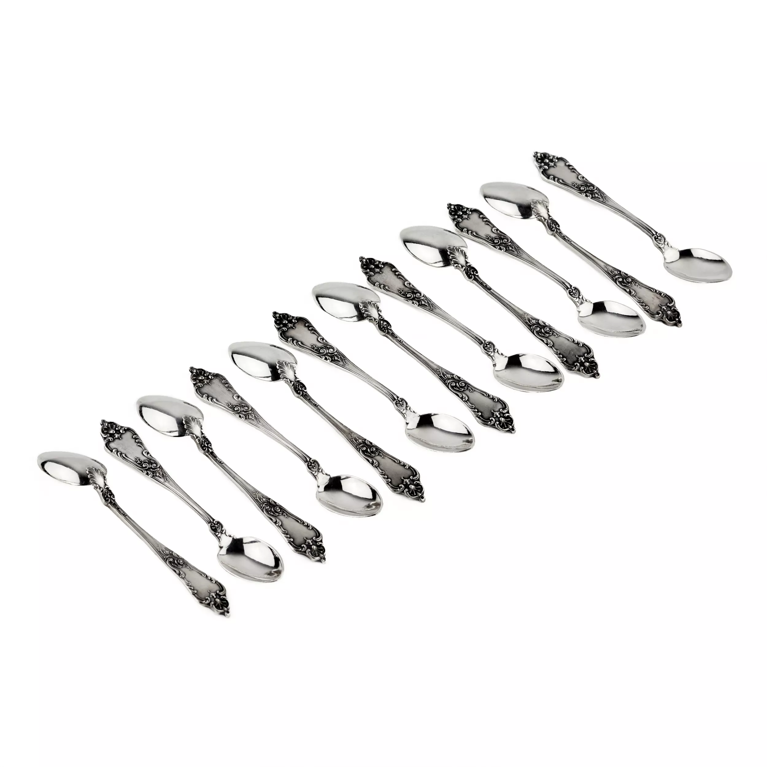 Un ensemble de cuillères à cafe en argent. 