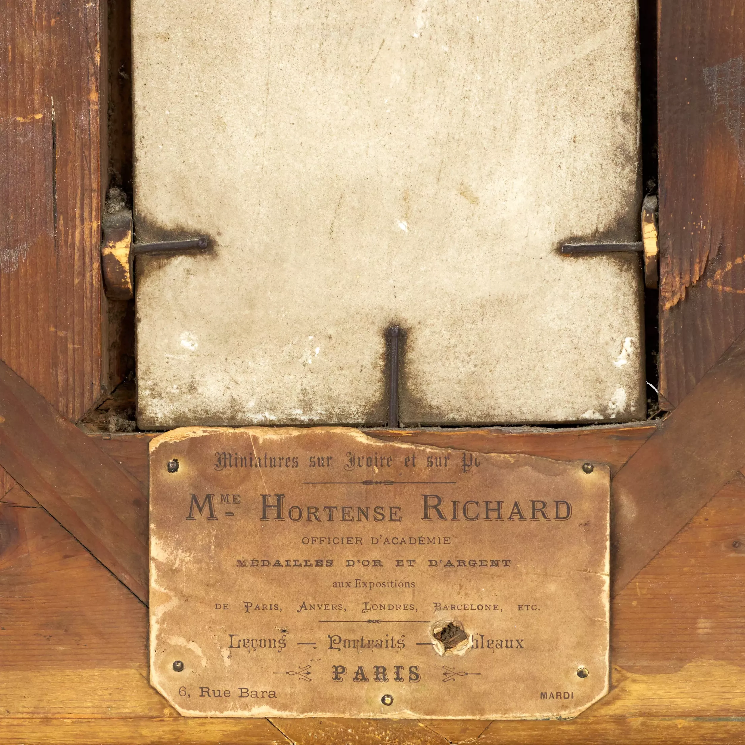 PLAQUE EN PORCELAINE PEINTE « LE CHARMEUR ». HORTENSE RICHARD (1847–1900). FRANCE, FIN DU XIXe SIÈCLE