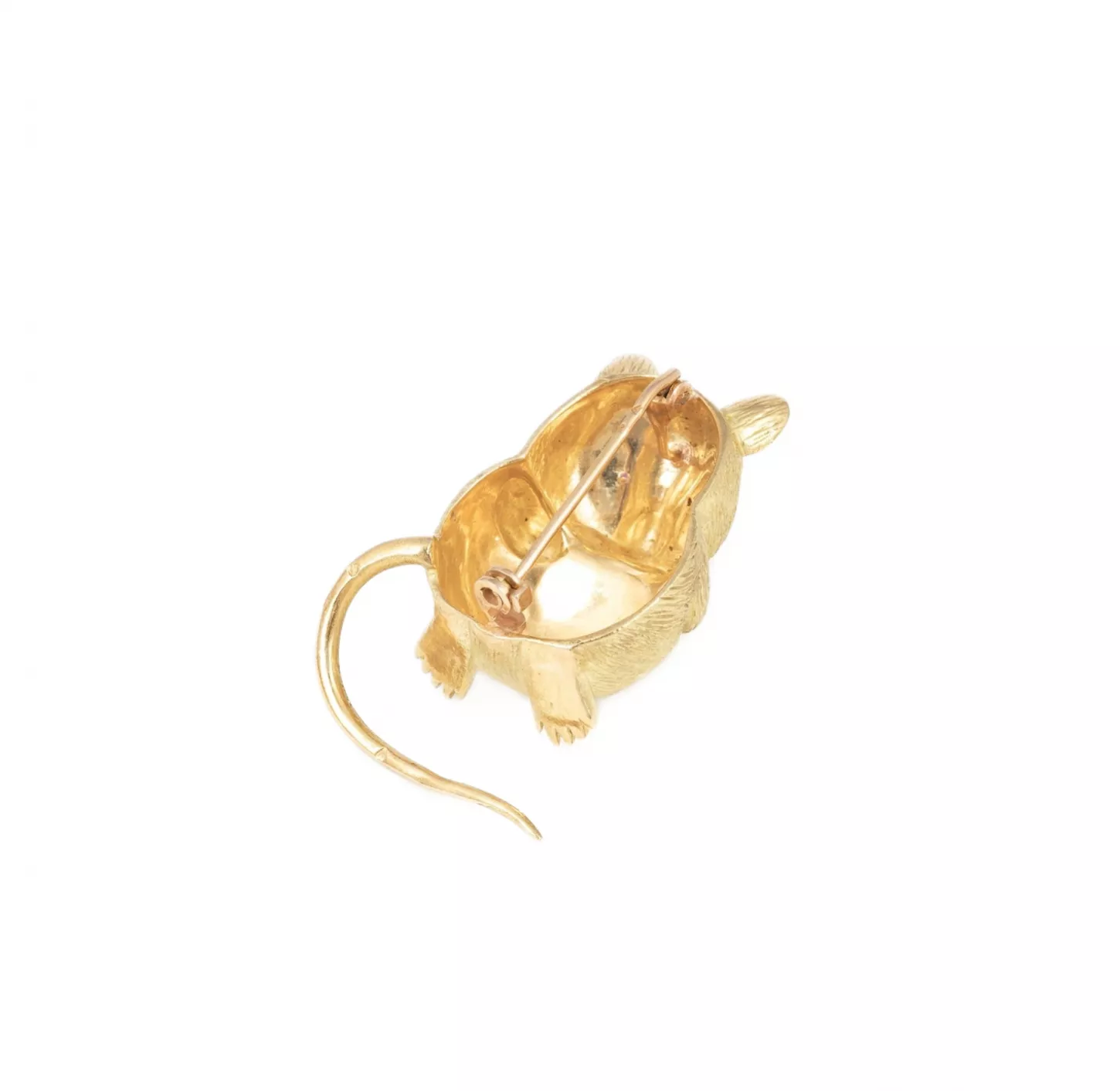 18K yellow gold brooch in the shape of a mouse holding a hazelnut.