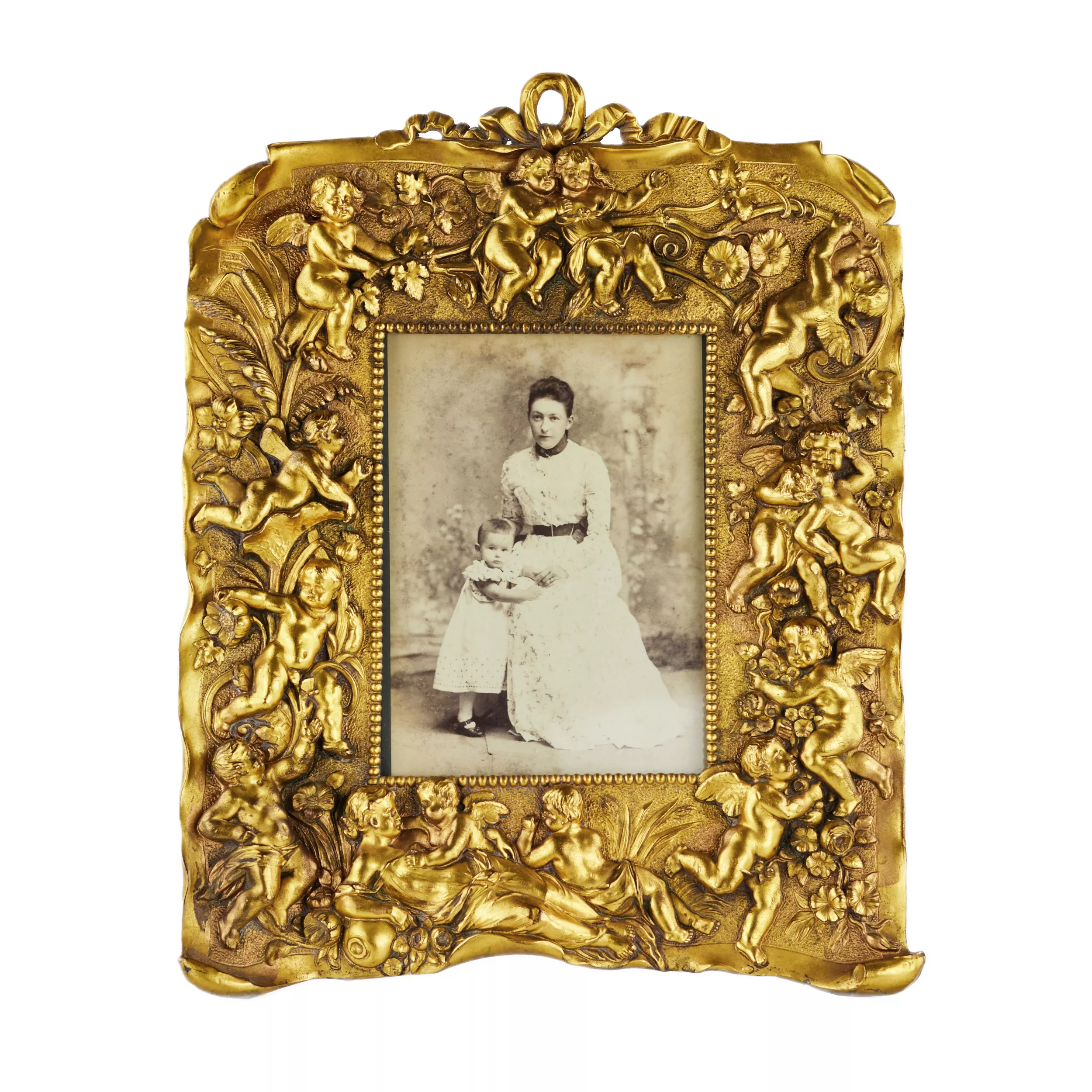 CADRE PHOTOGRAPHIQUE DE STYLE NÉO-BAROQUE. BRONZE DORÉ. EUROPE, TOURNANT DES XIXe ET XXe SIÈCLES