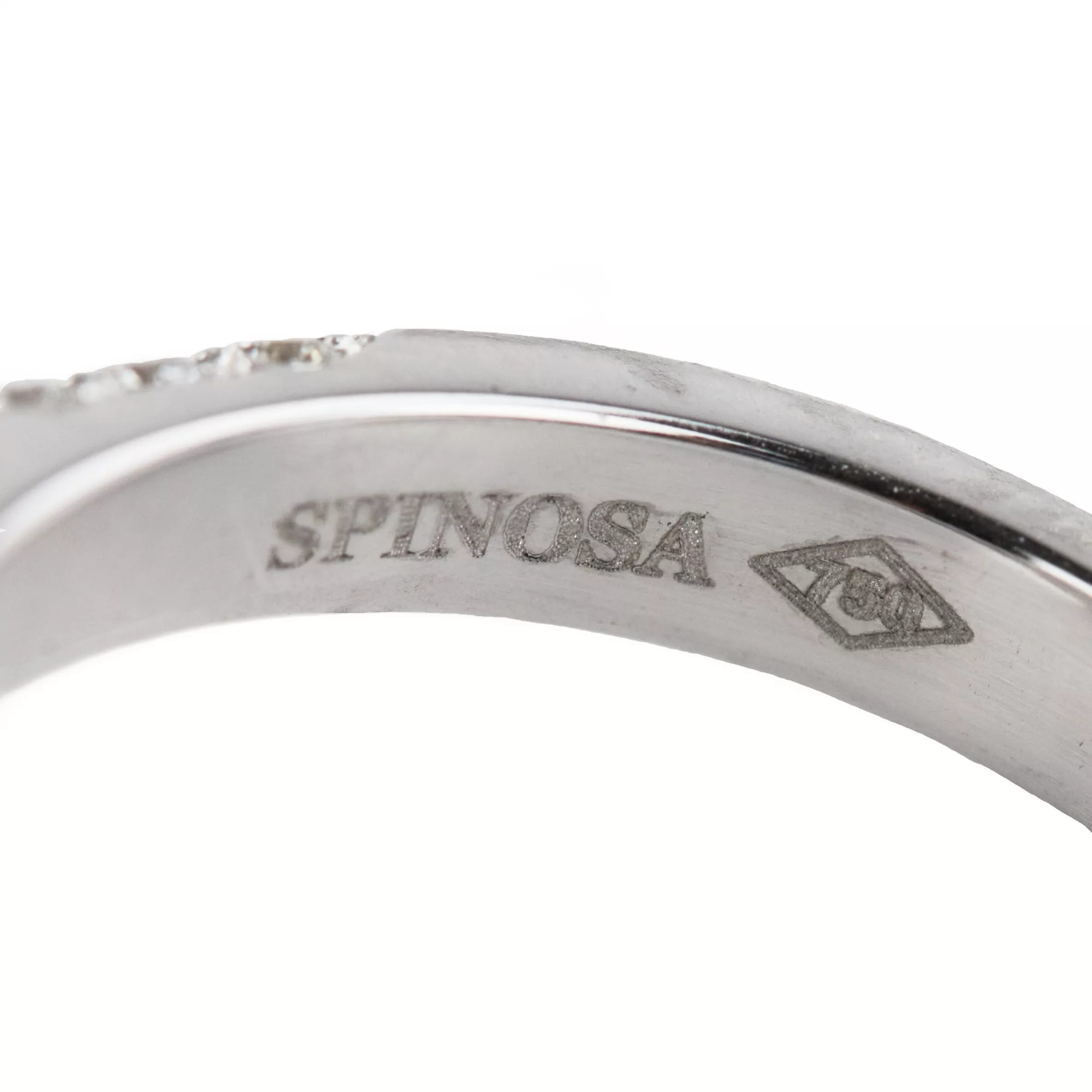 Bague en or blanc 18 carats avec diamants. Marbella.