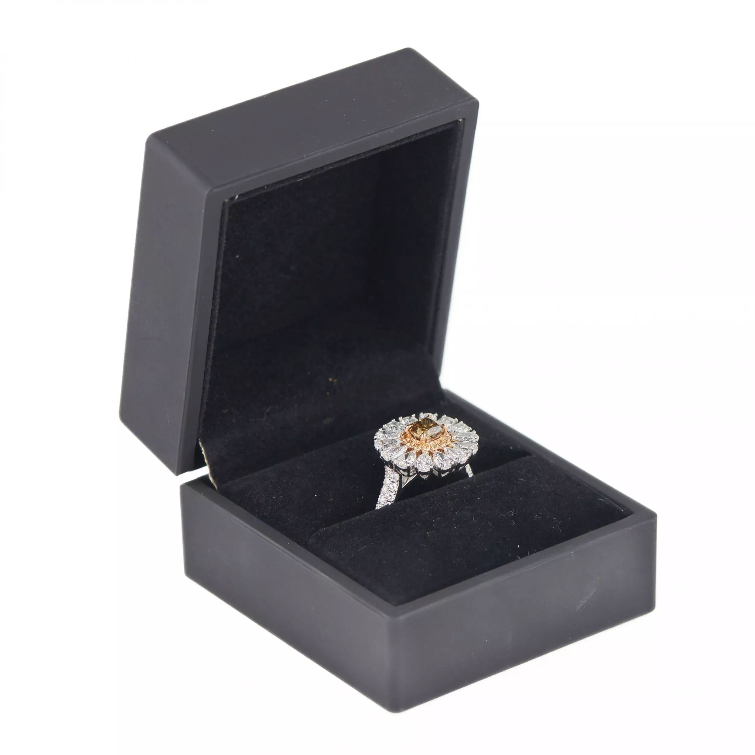 Bague en or blanc 18 carats avec diamants. Marbella.