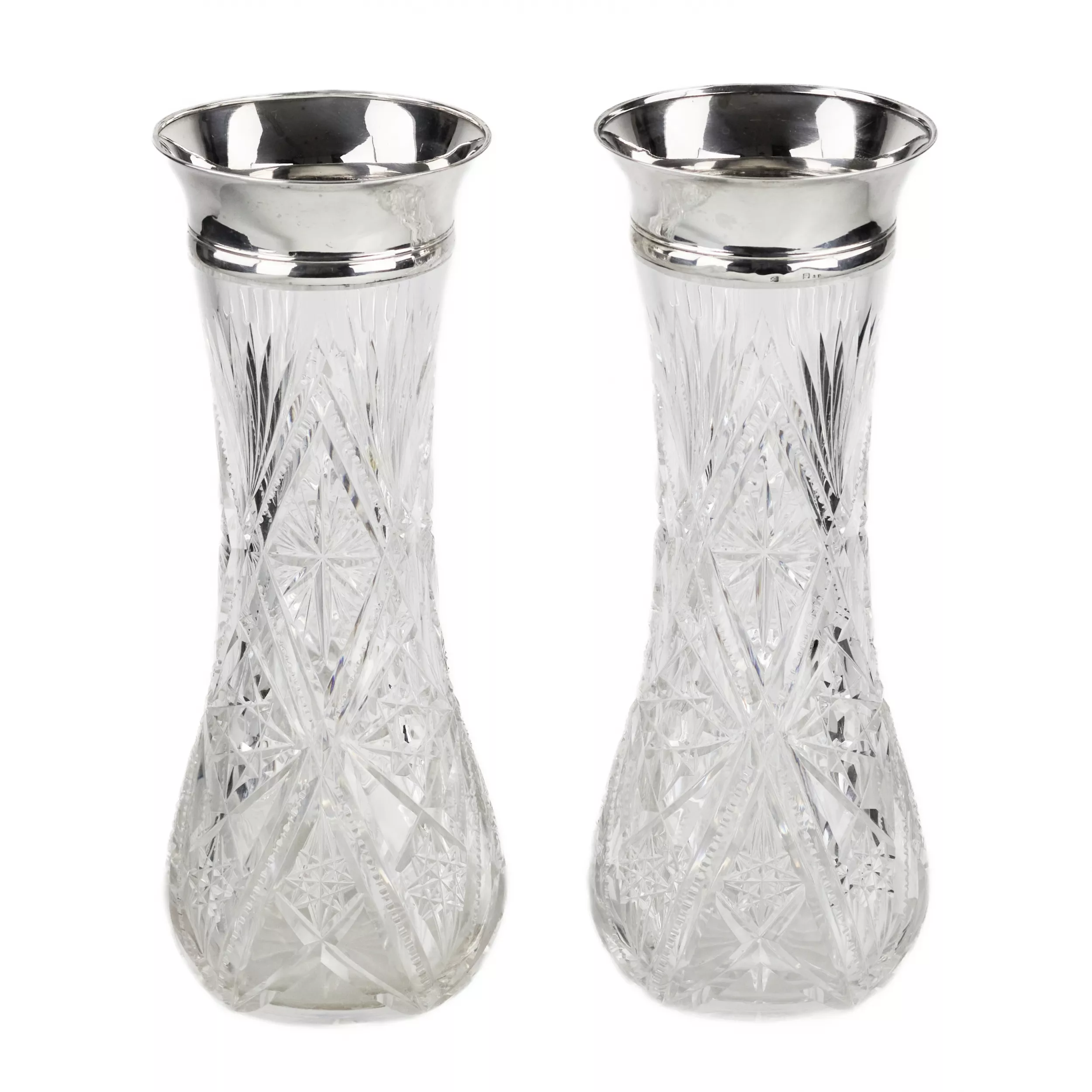 Paire de vases en cristal et garniture argentée. Russie. Riga. 1908 -1920. 